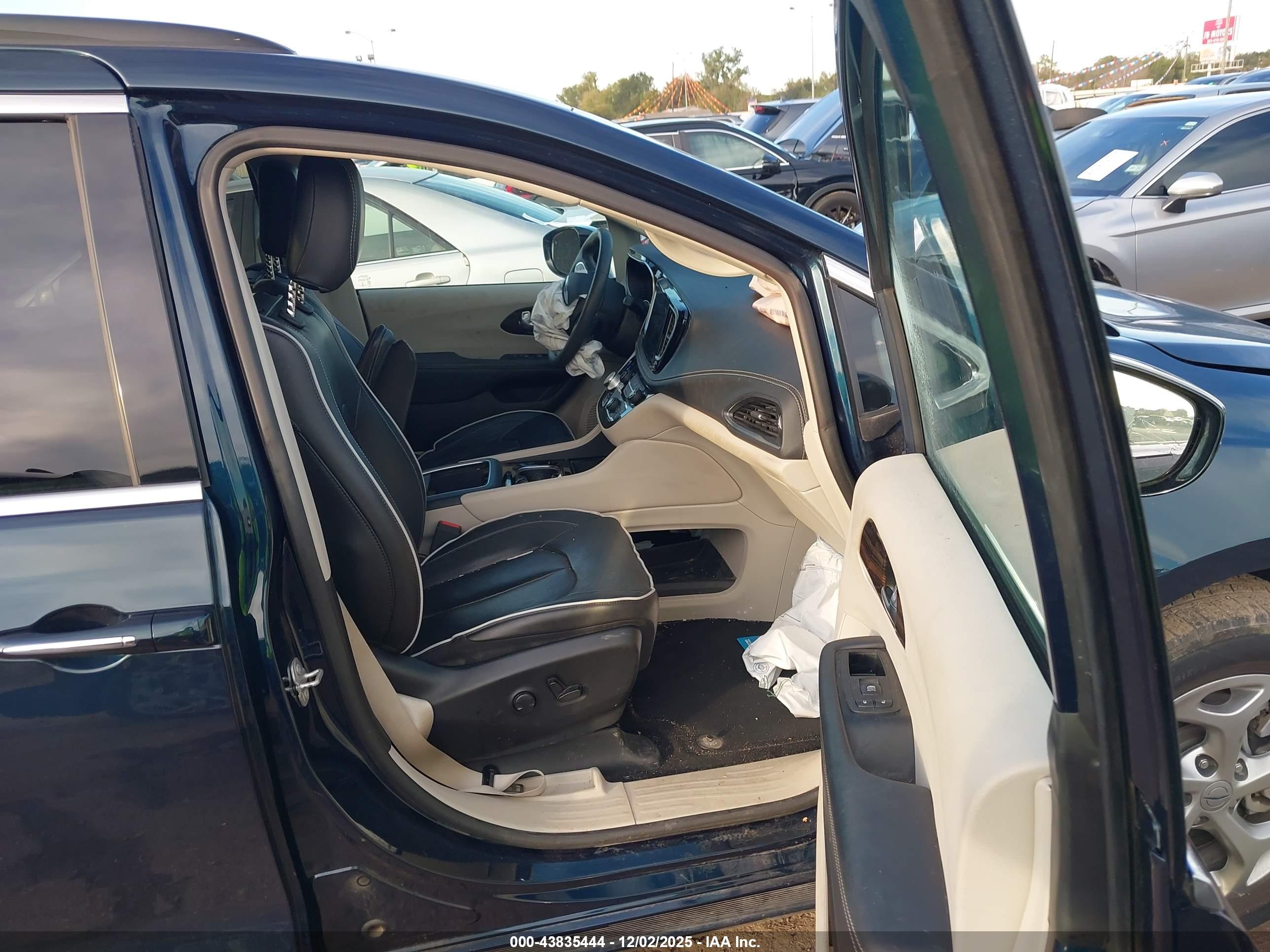 CHRYSLER PACIFICA image 5