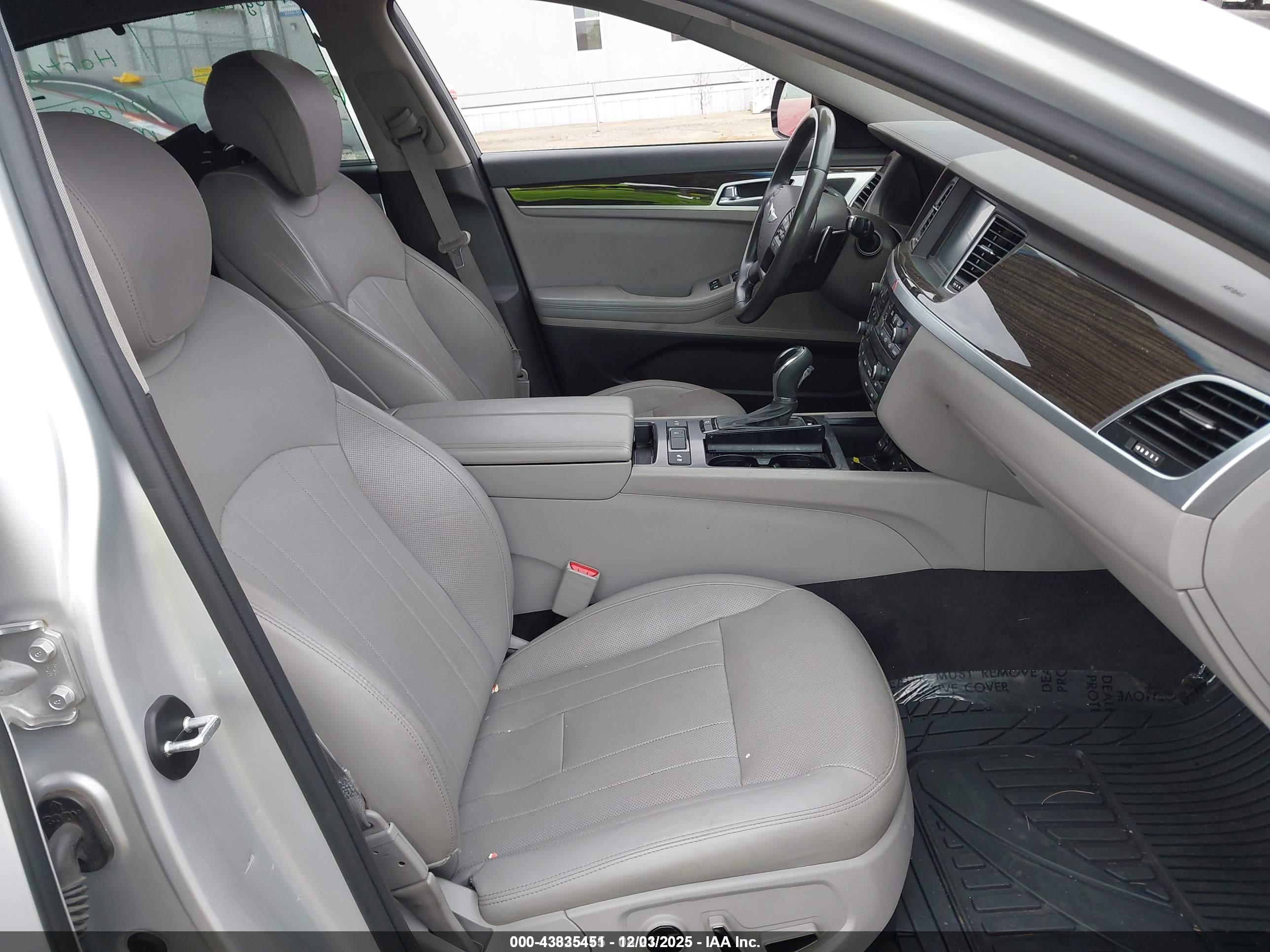 HYUNDAI GENESIS image 5