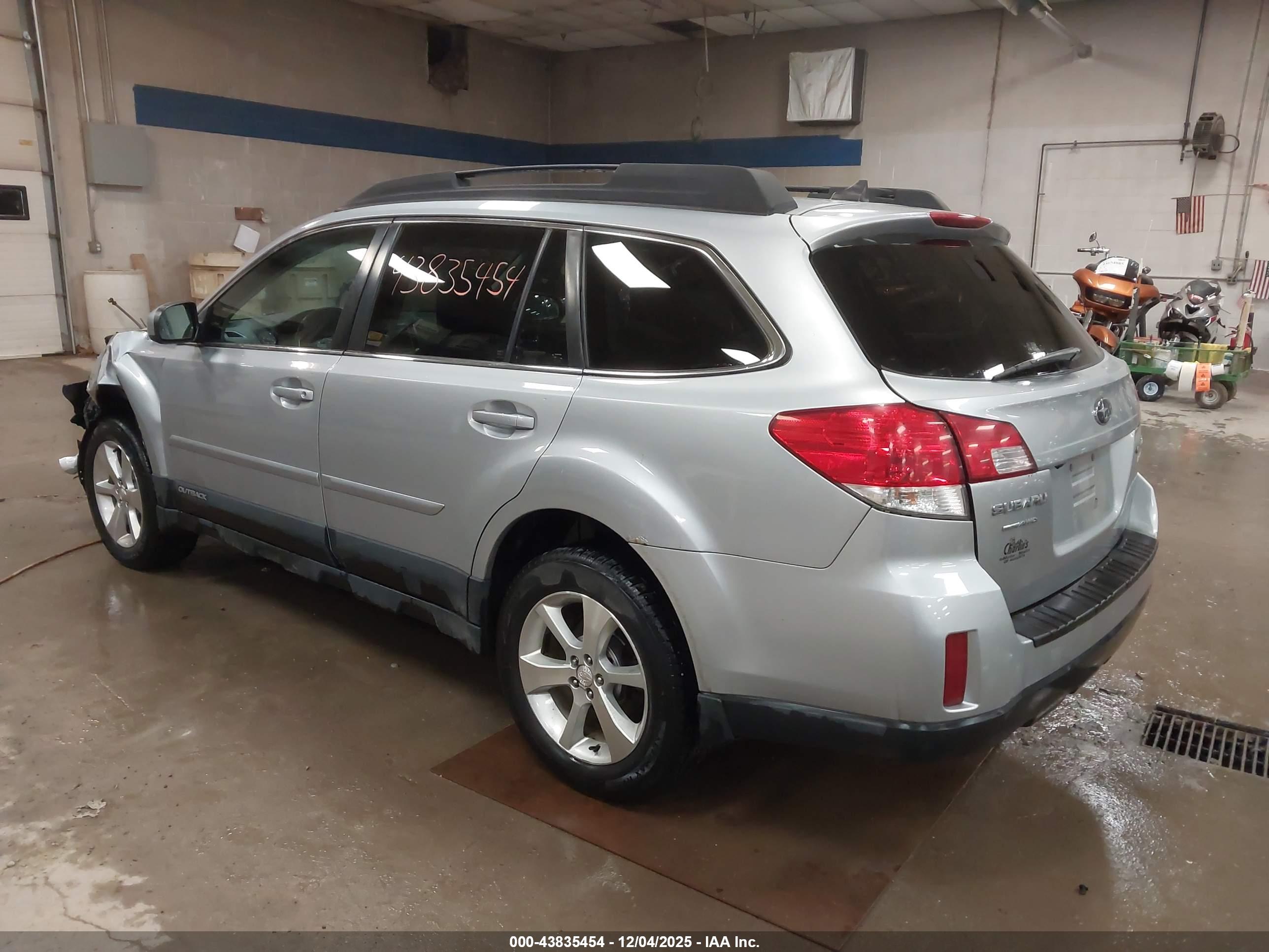SUBARU OUTBACK image 3