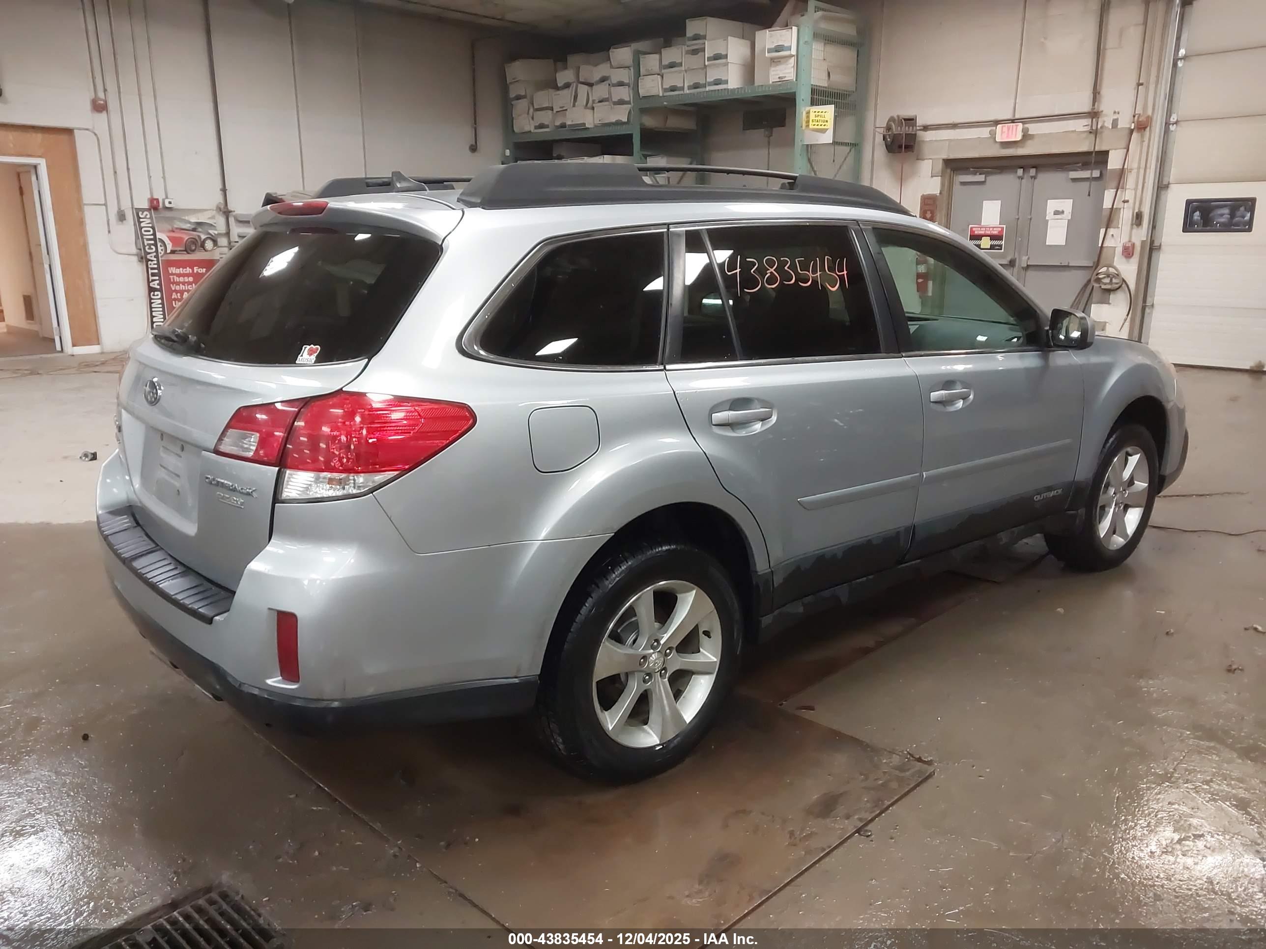 SUBARU OUTBACK image 4