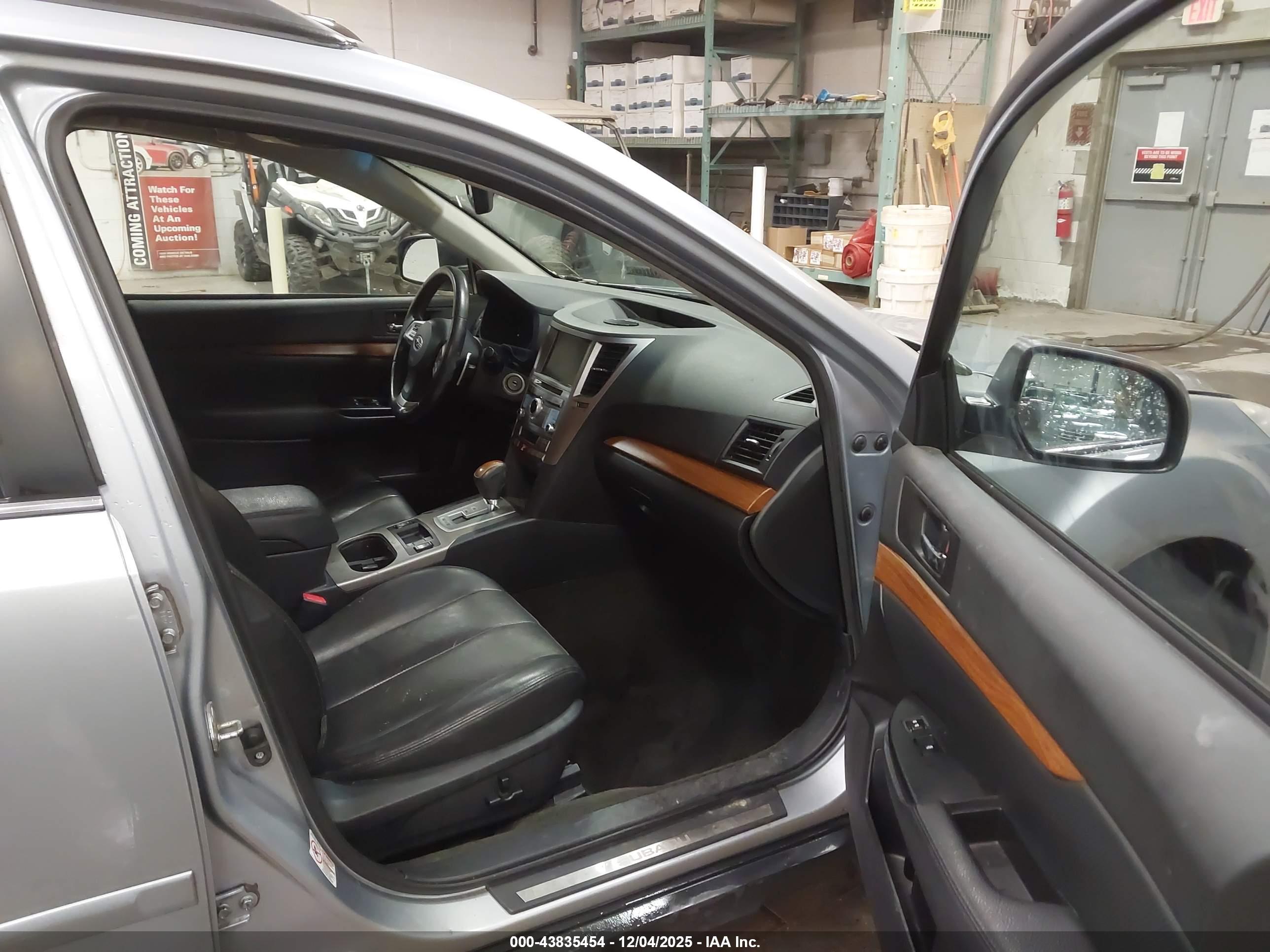 SUBARU OUTBACK image 5