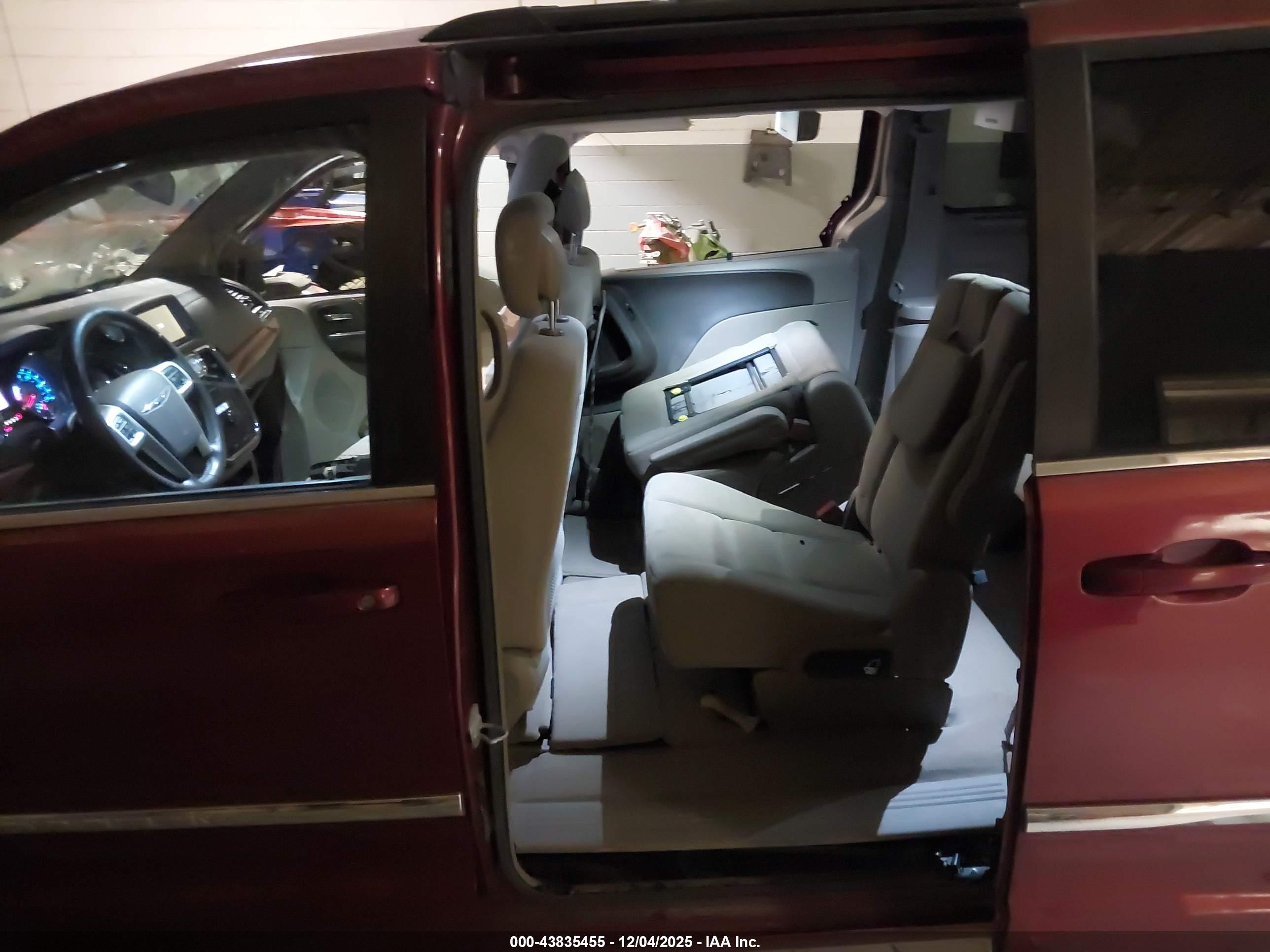 CHRYSLER TOWN image 8