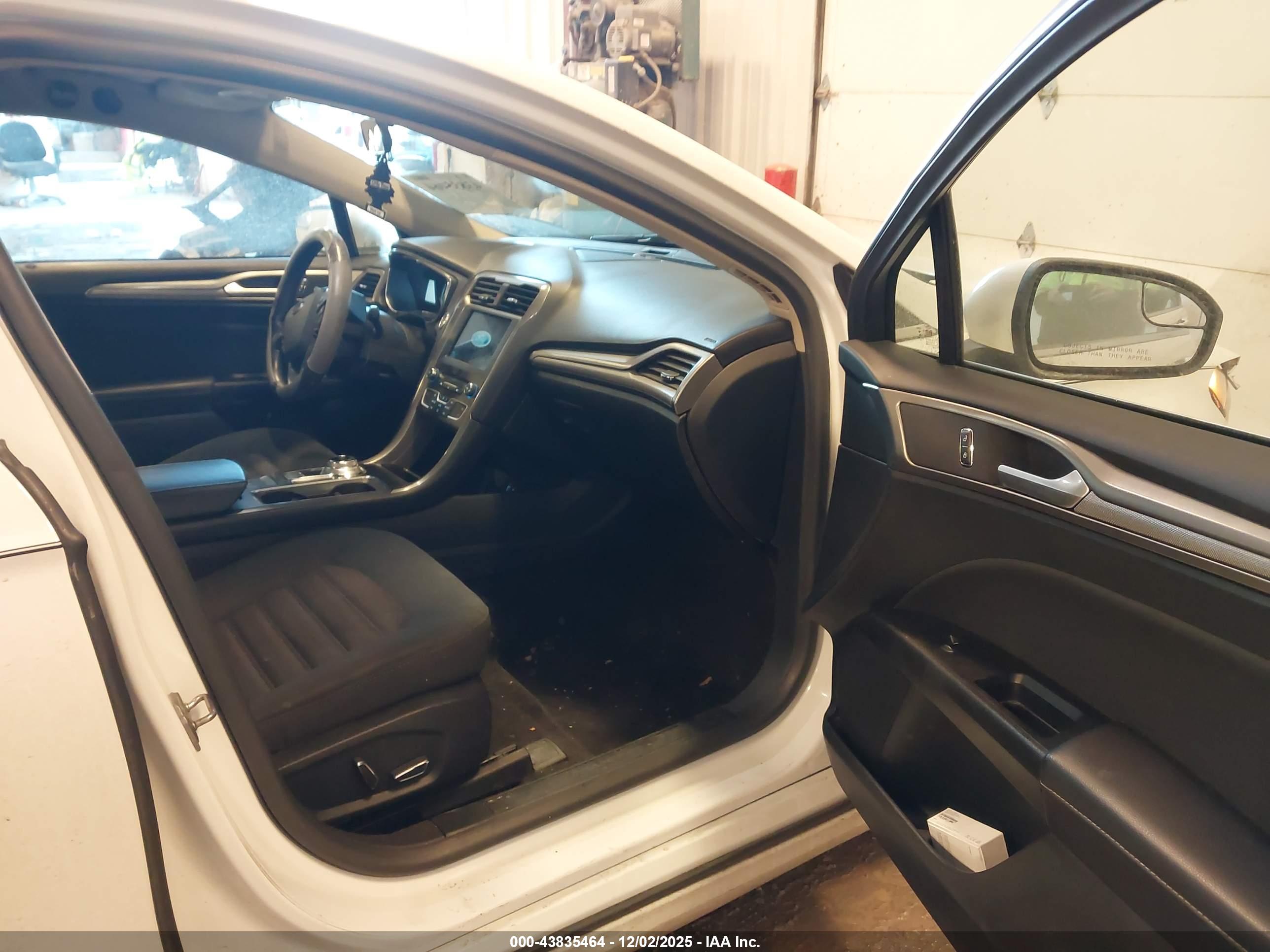 FORD FUSION image 5