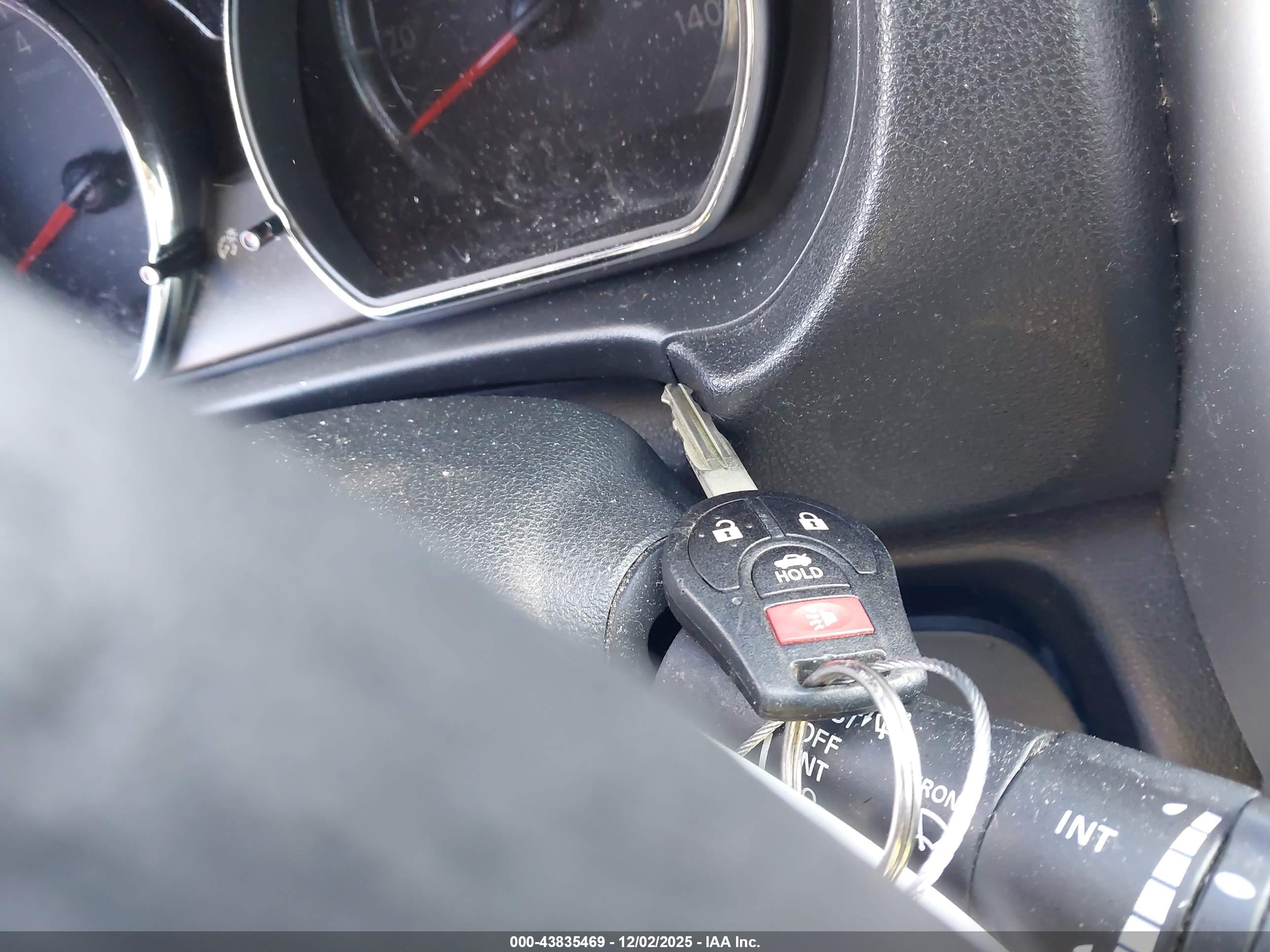 NISSAN VERSA image 11
