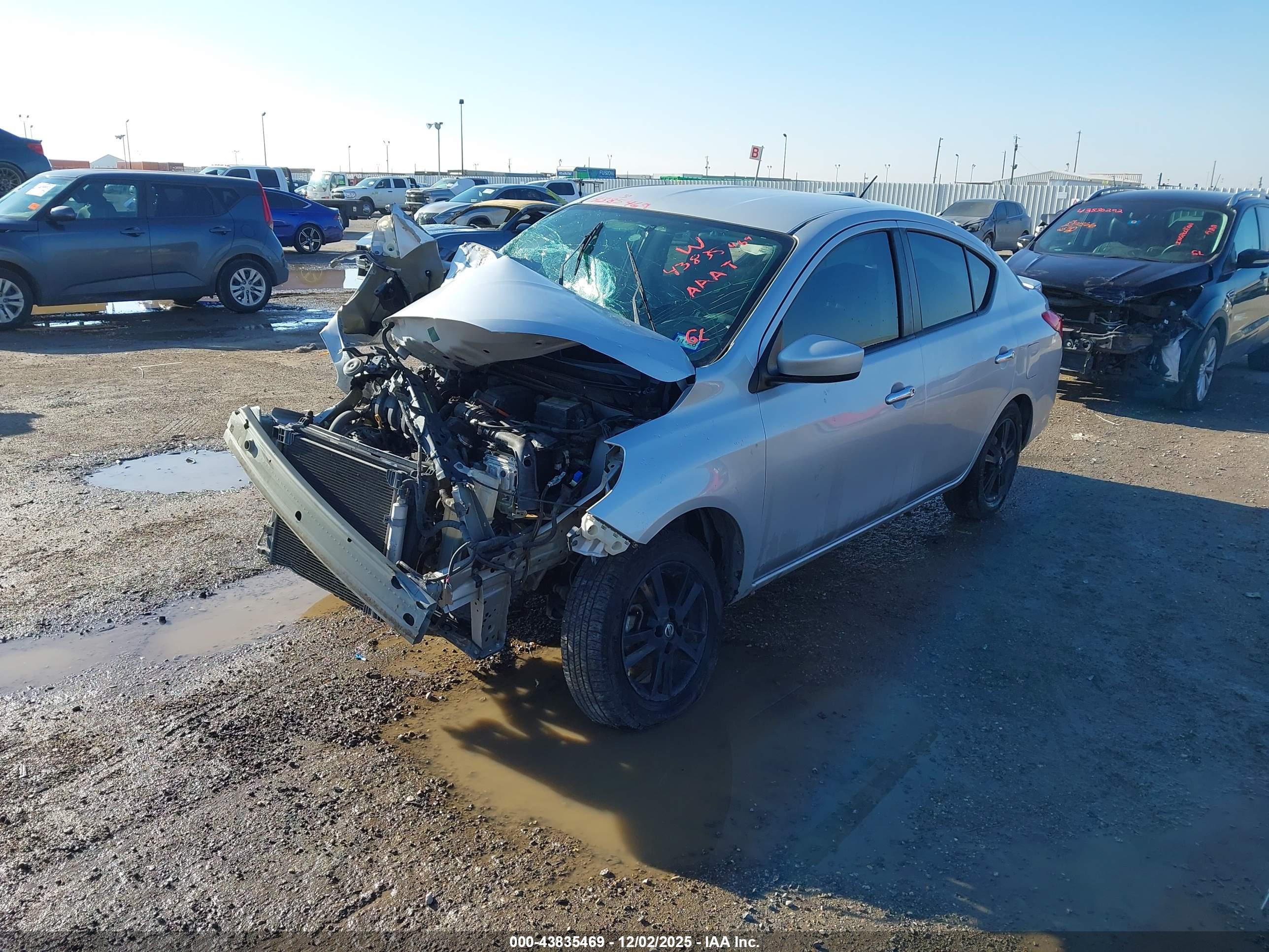 NISSAN VERSA image 2