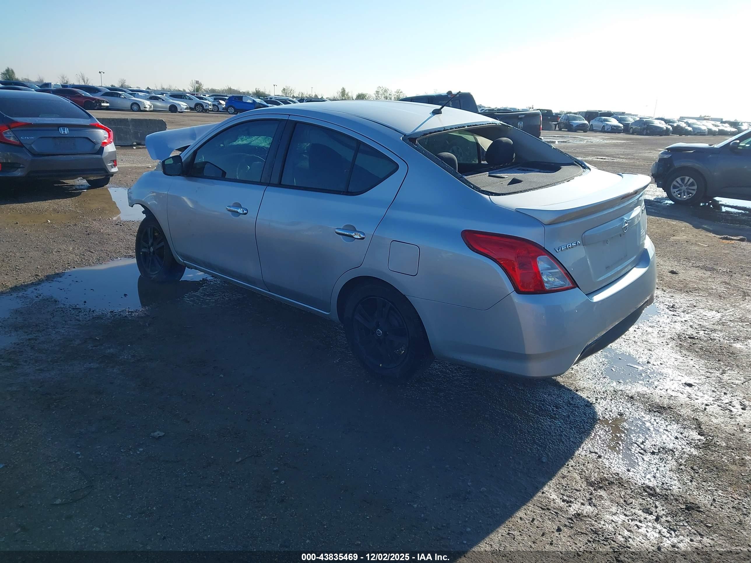 NISSAN VERSA image 3