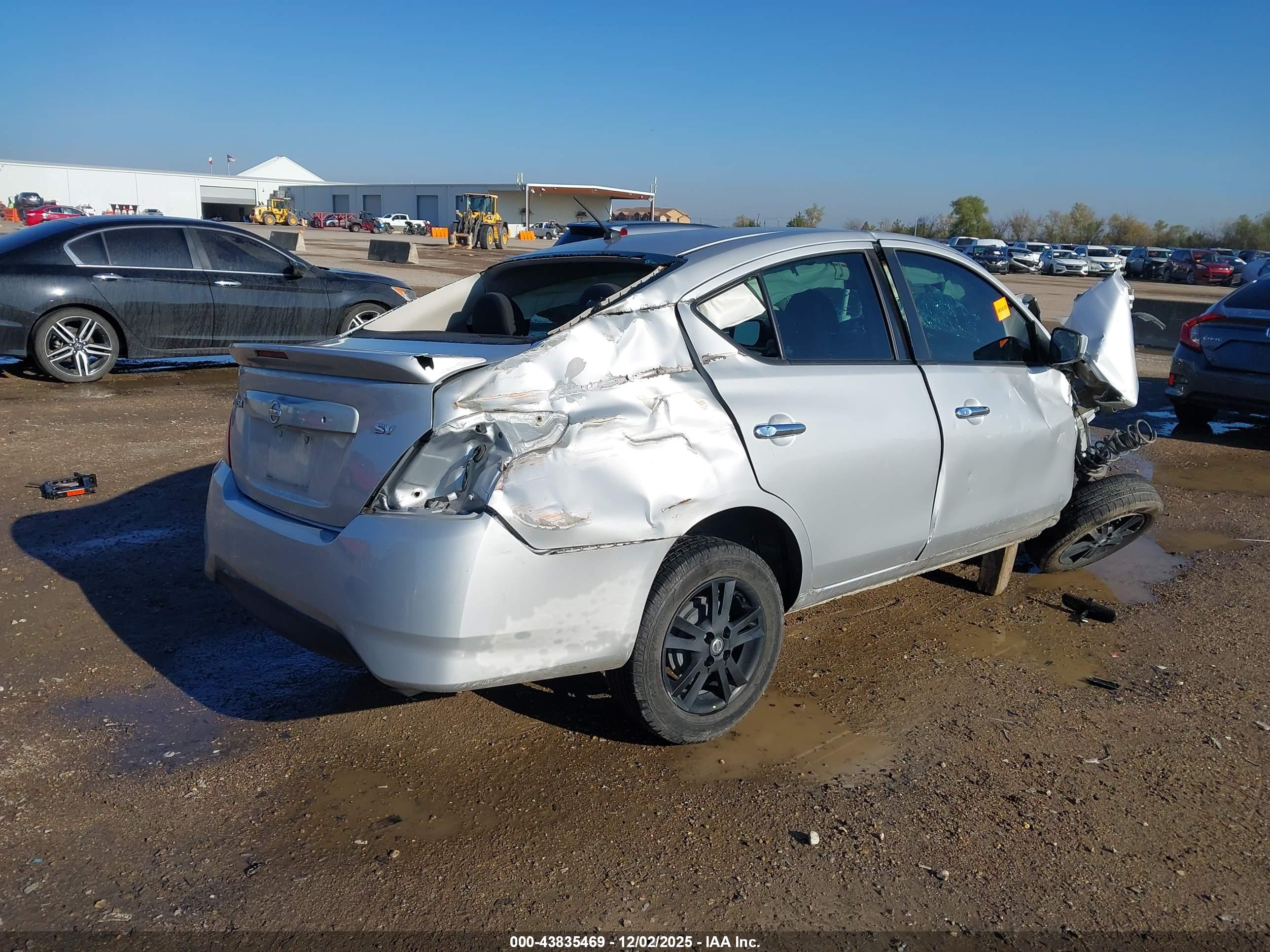 NISSAN VERSA image 4
