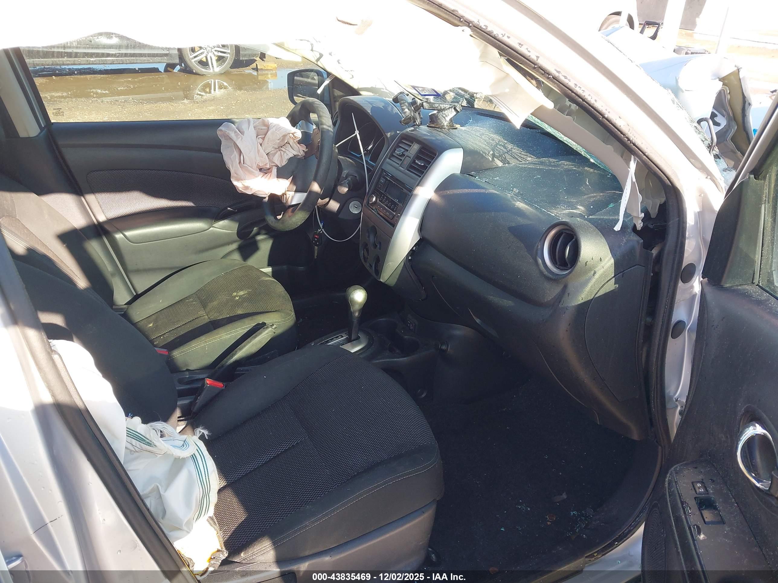 NISSAN VERSA image 5