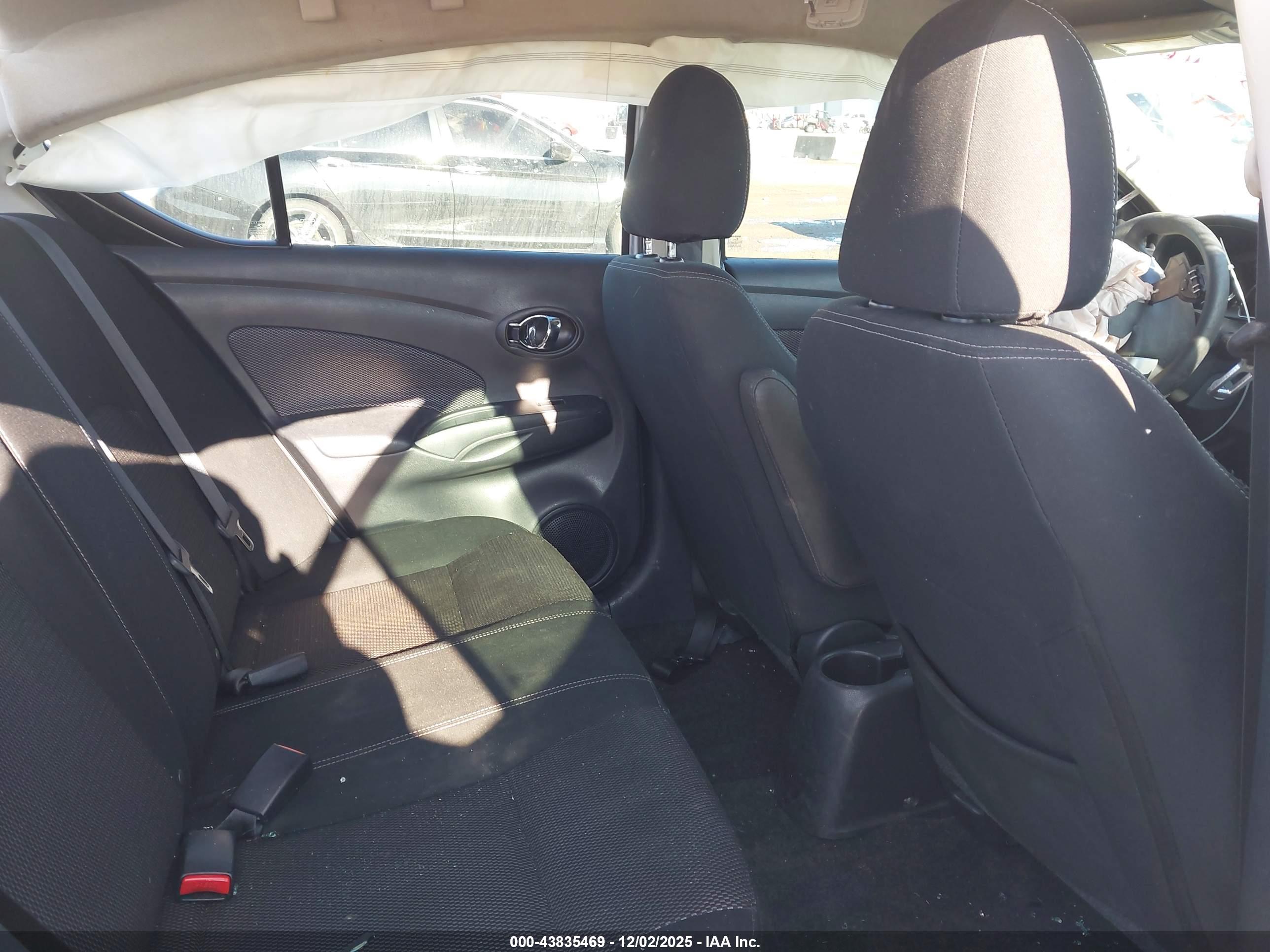 NISSAN VERSA image 8