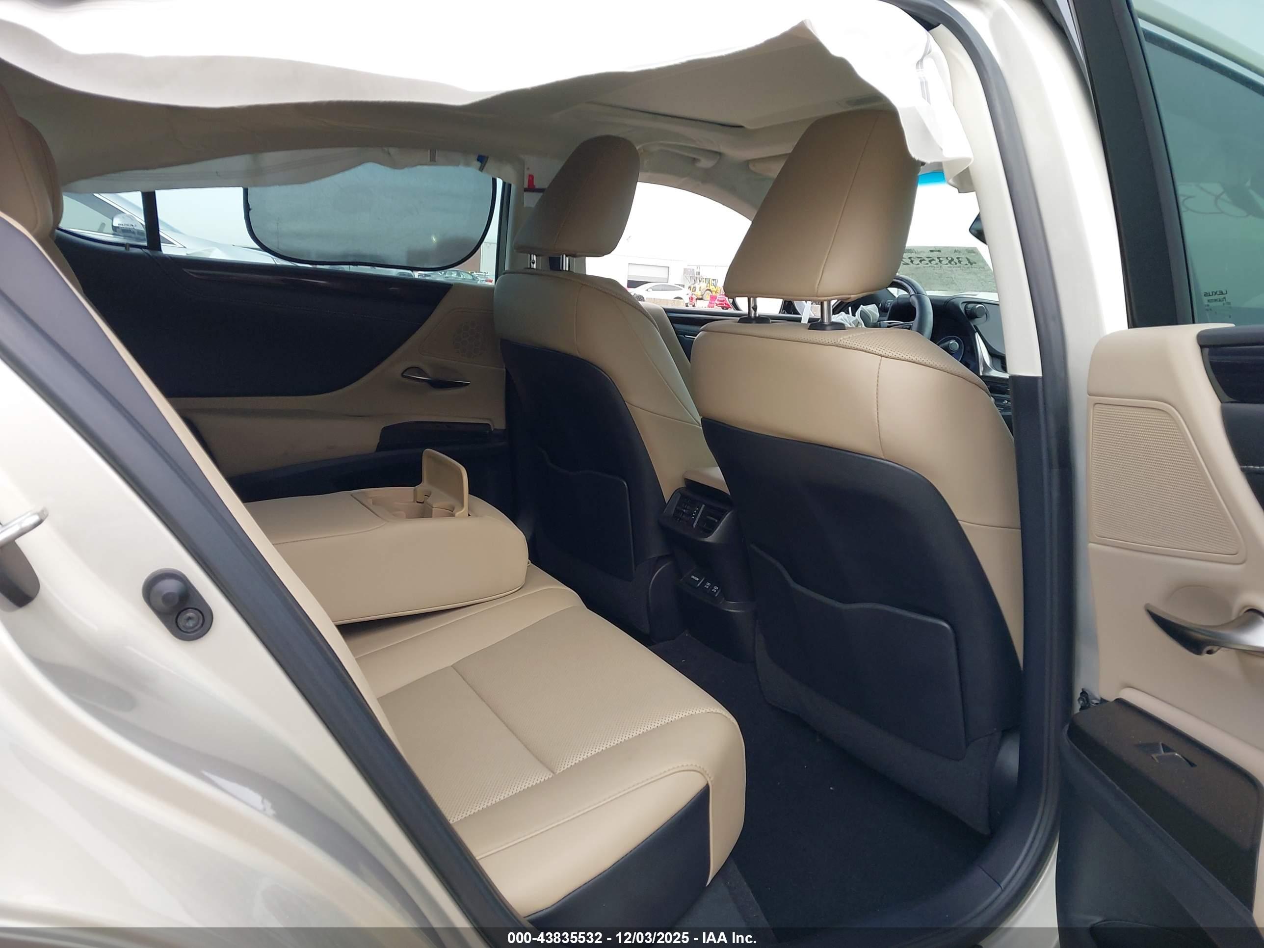 LEXUS ES image 8