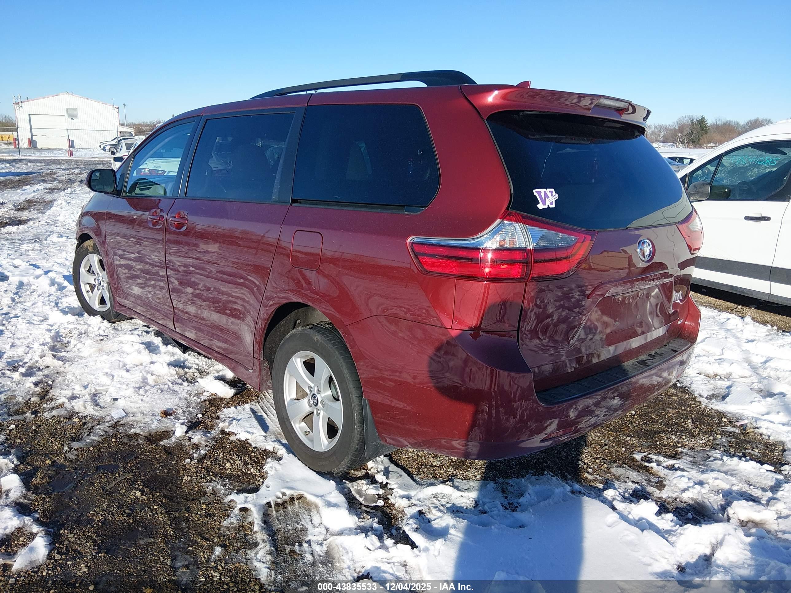 TOYOTA SIENNA image 3