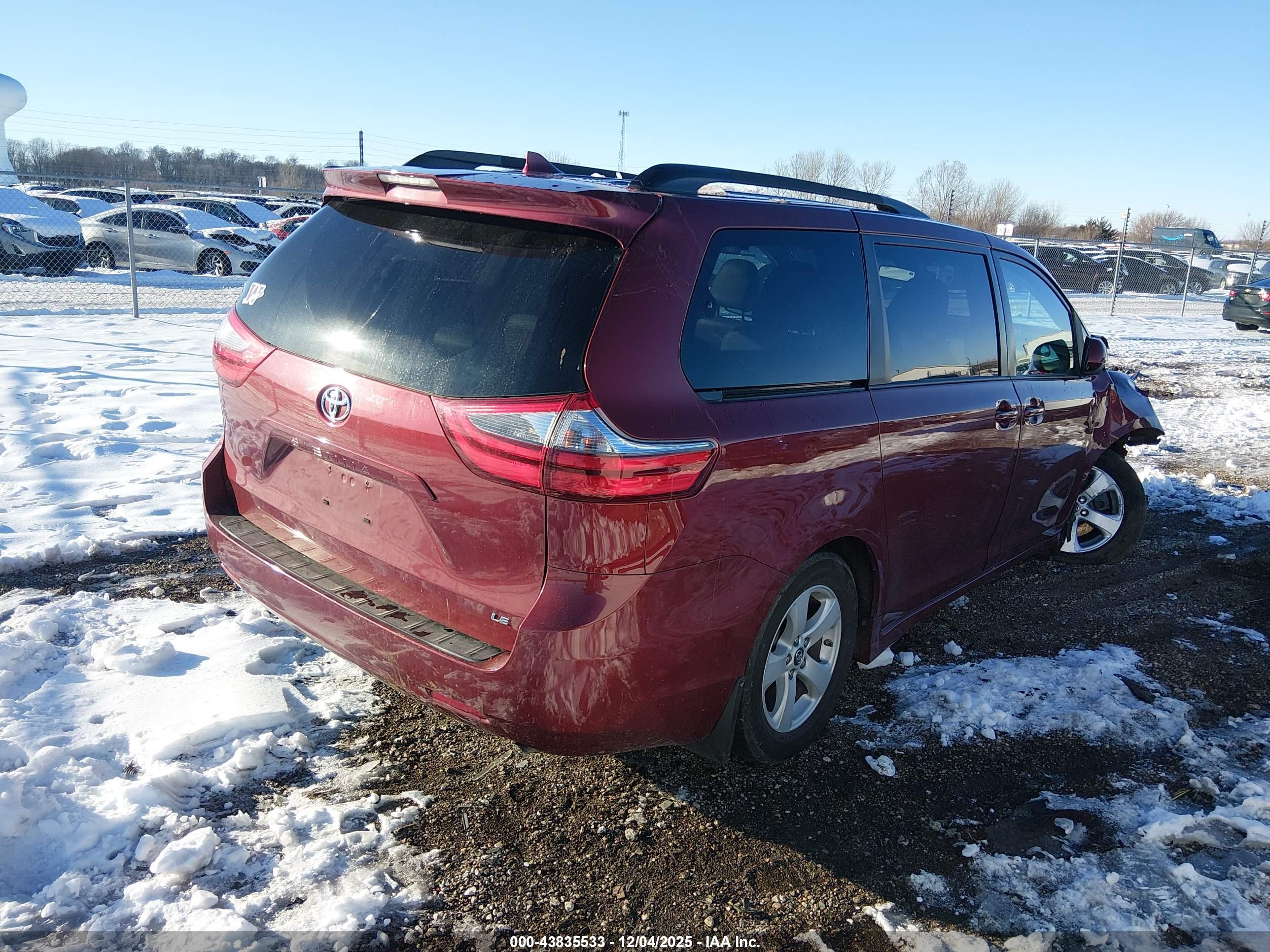 TOYOTA SIENNA image 4
