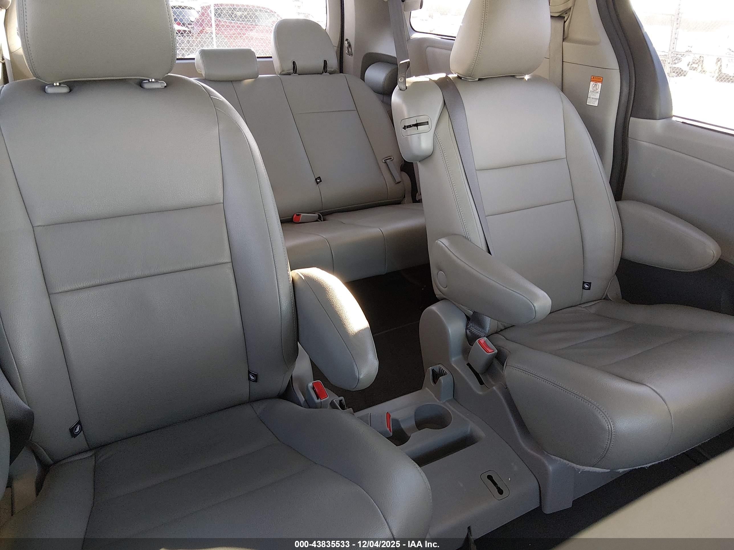 TOYOTA SIENNA image 8