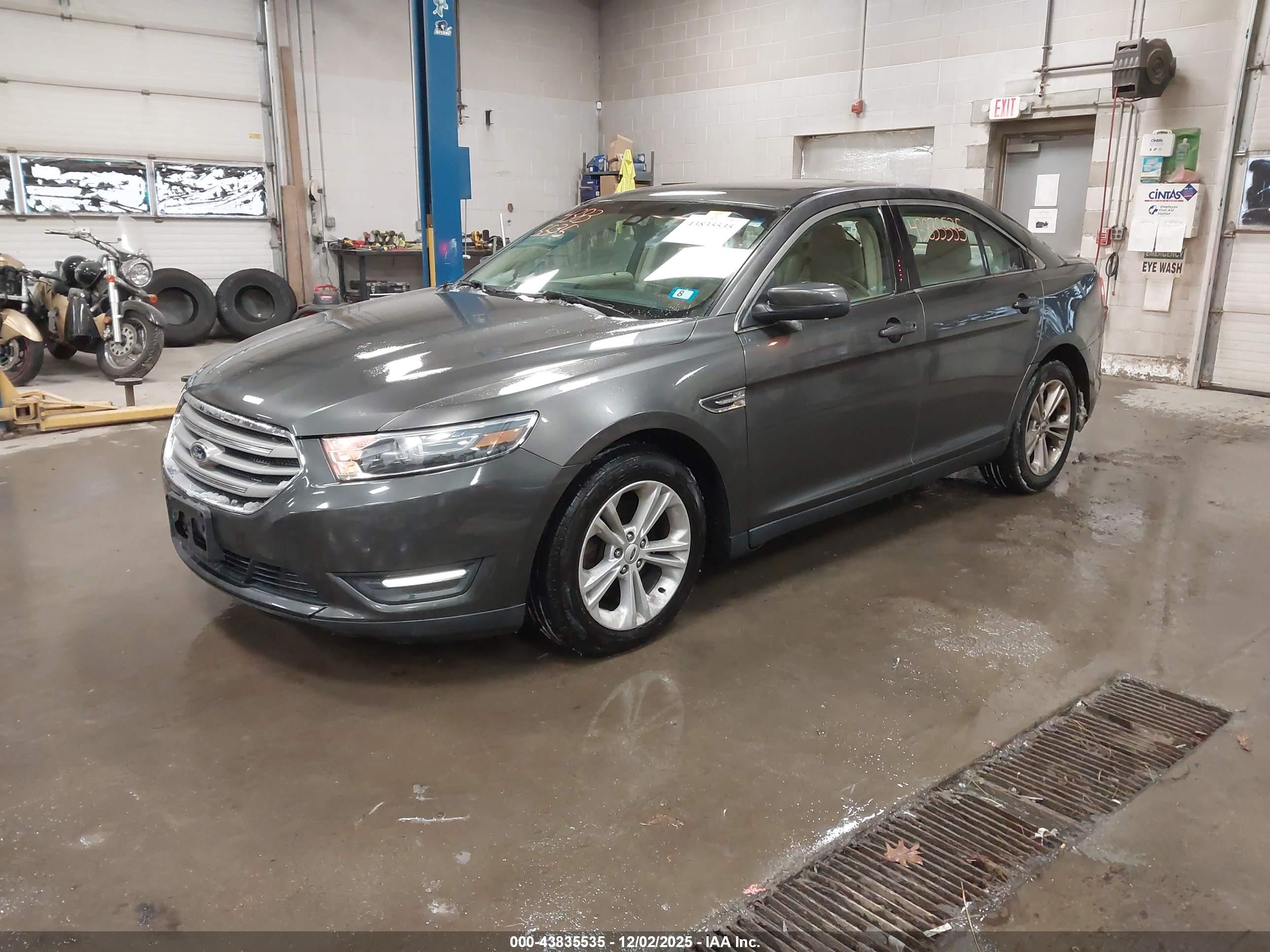 FORD TAURUS image 2