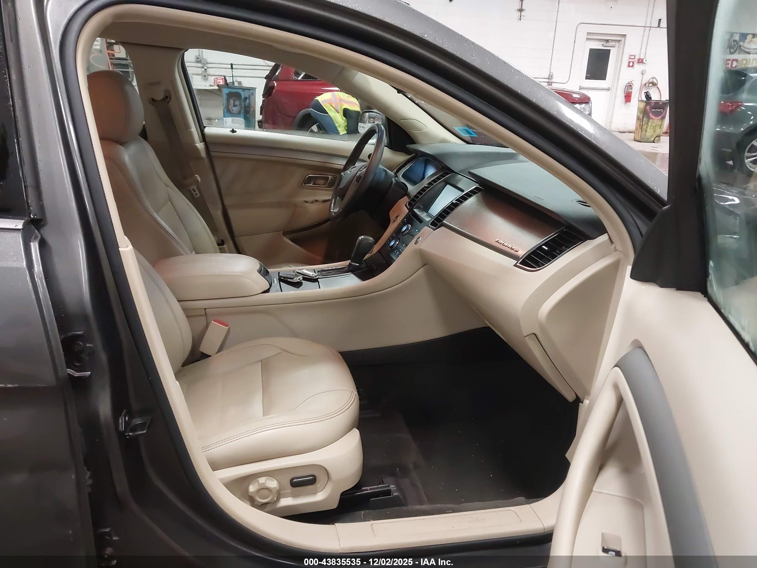 FORD TAURUS image 5