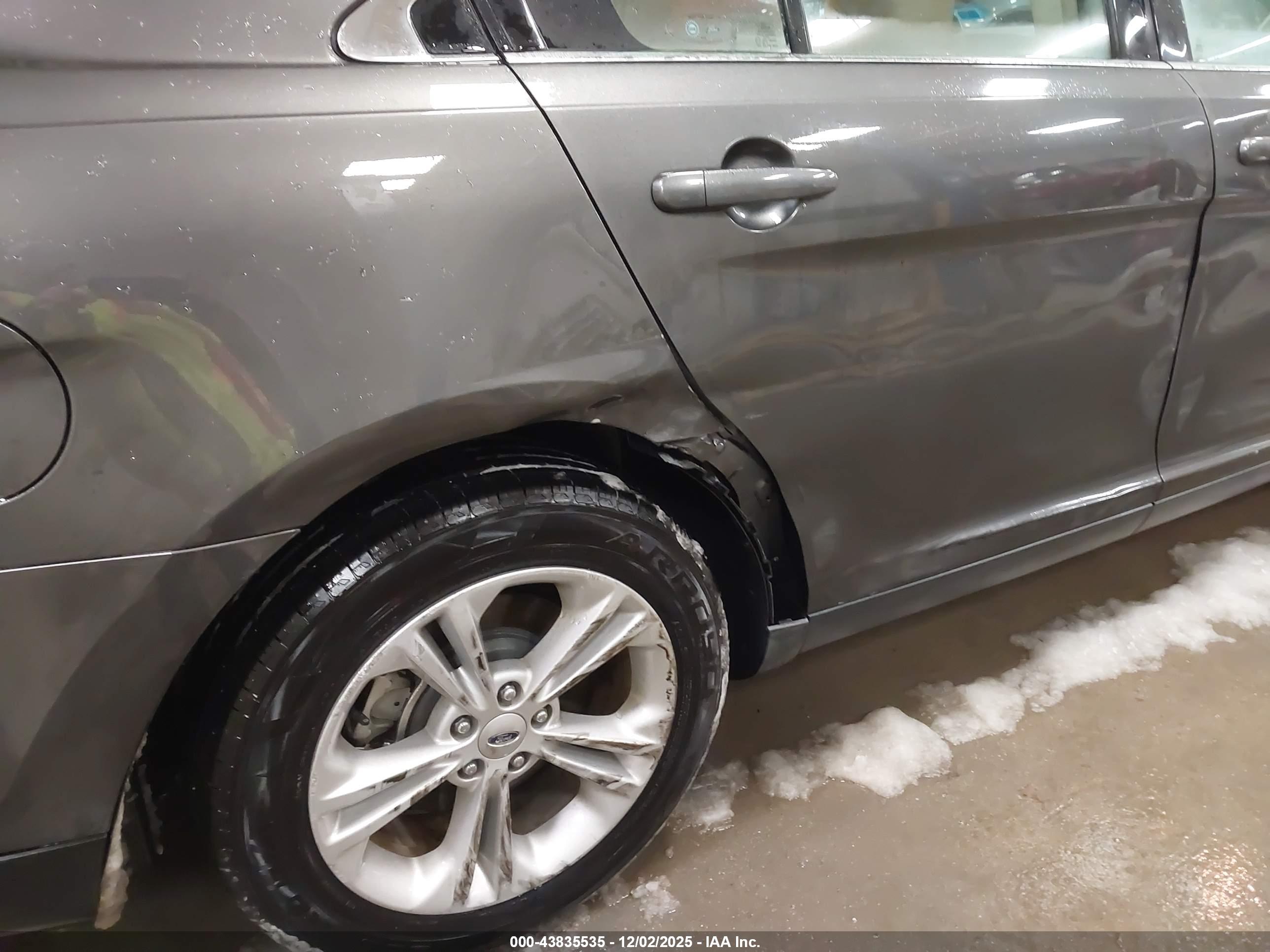 FORD TAURUS image 6