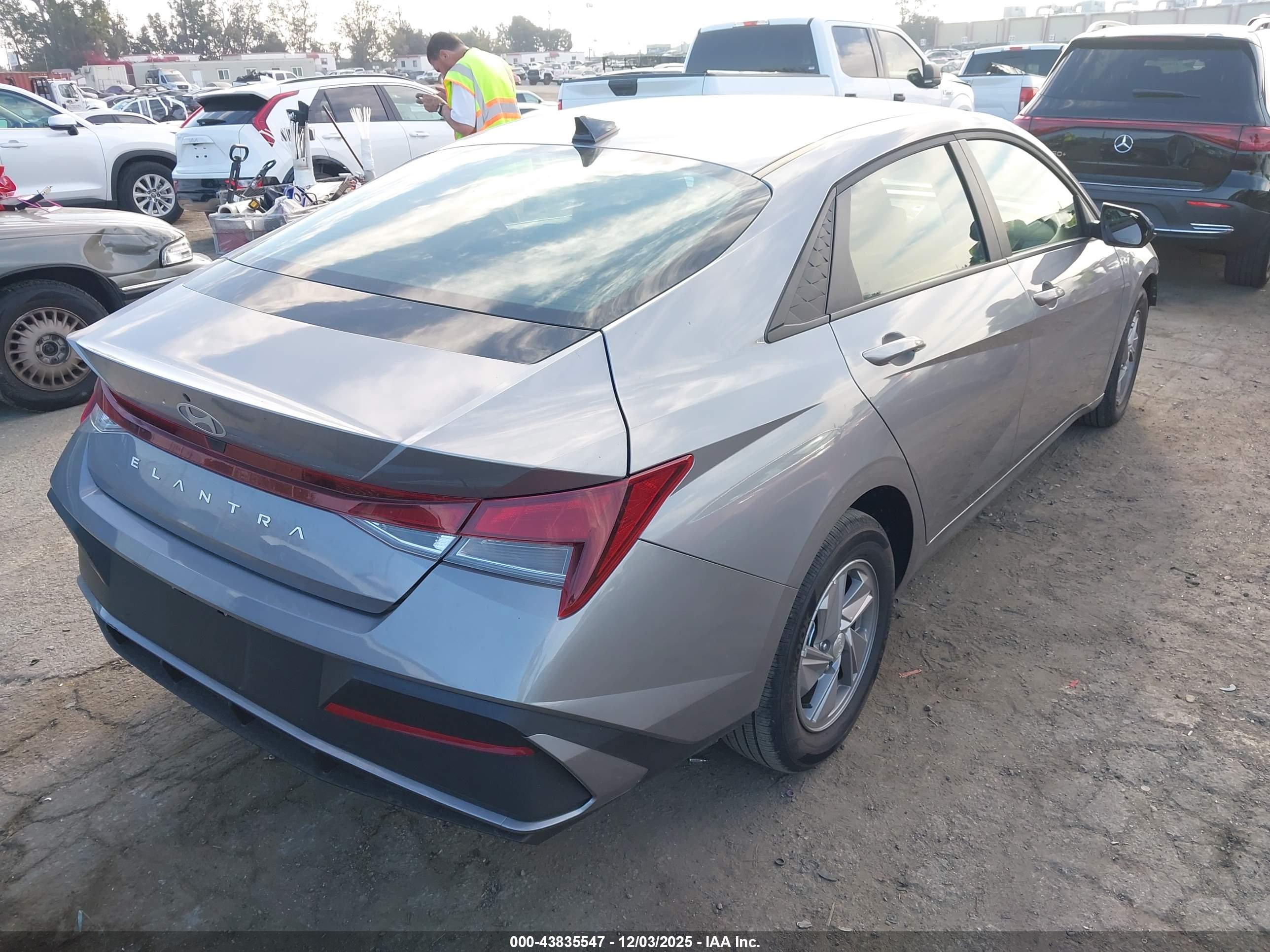 HYUNDAI ELANTRA image 4
