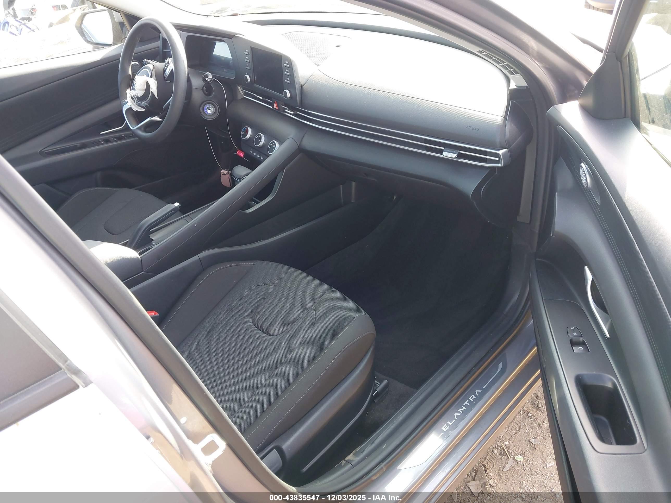 HYUNDAI ELANTRA image 5