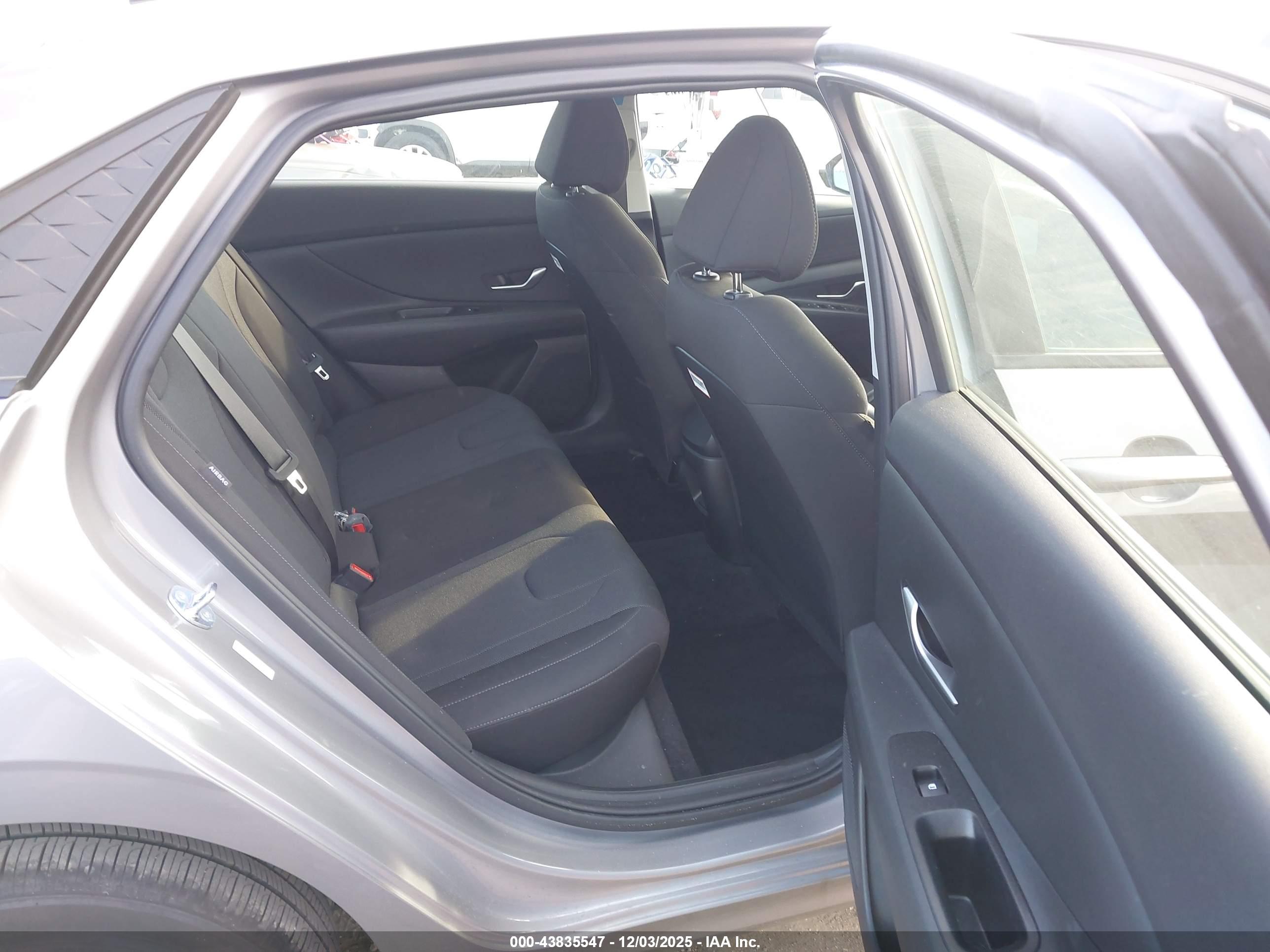HYUNDAI ELANTRA image 8