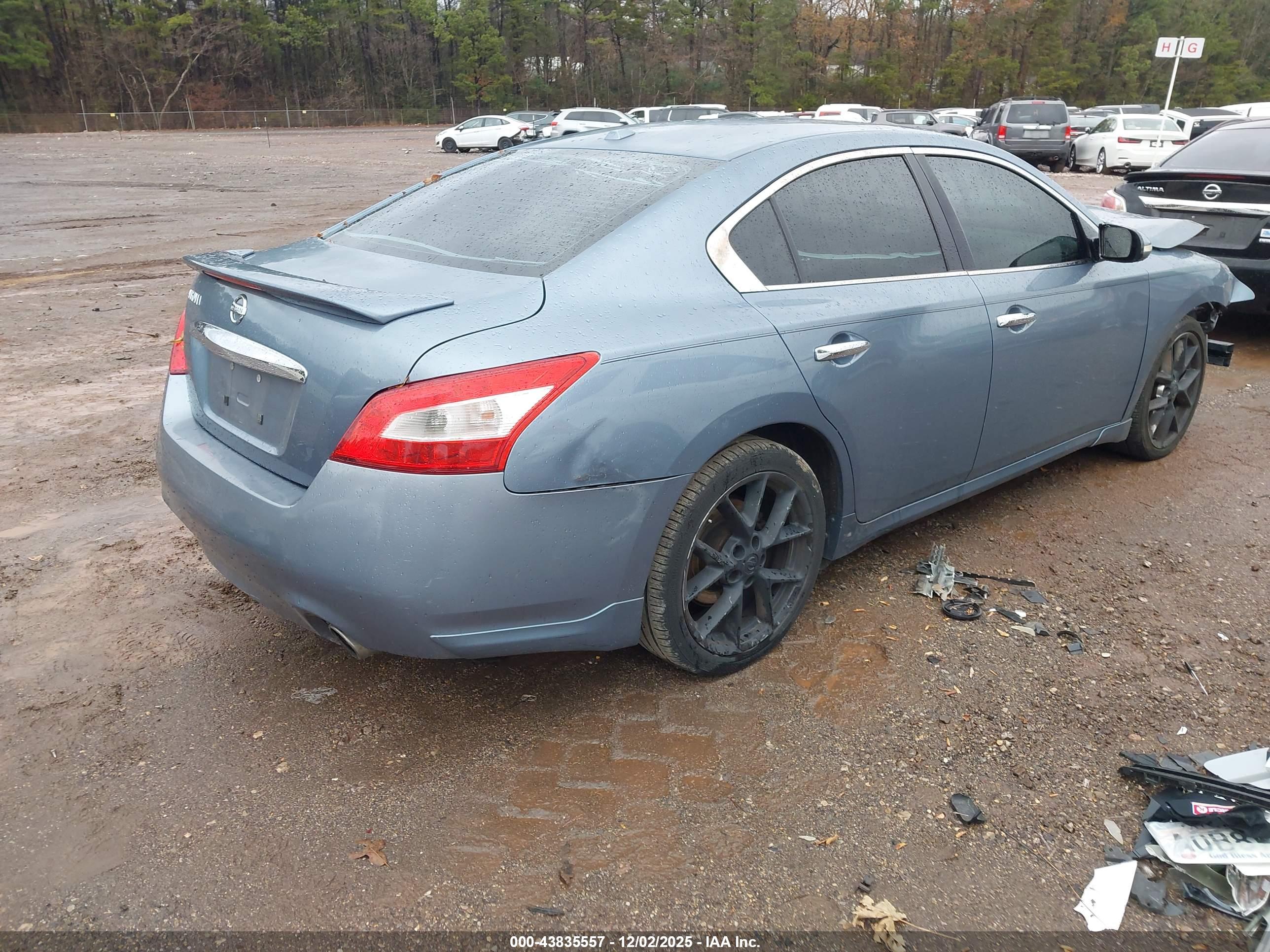 NISSAN MAXIMA image 4