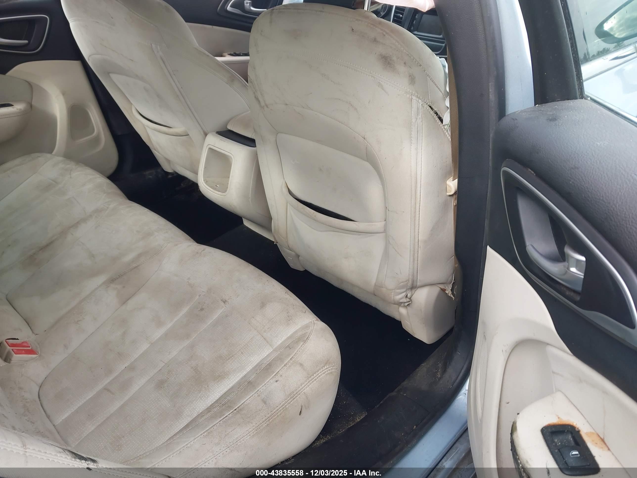 CHRYSLER 200 image 8