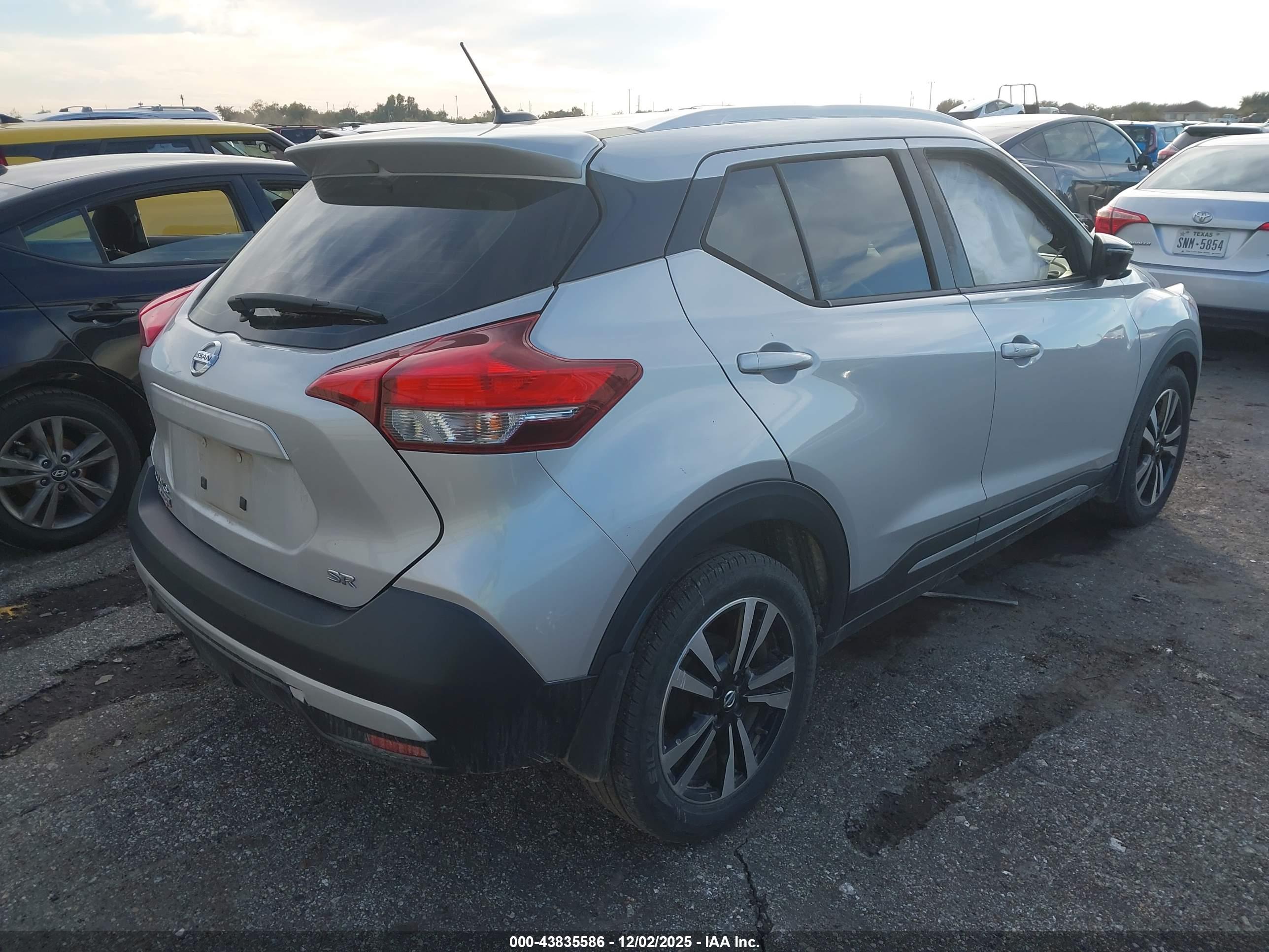 NISSAN KICKS image 4