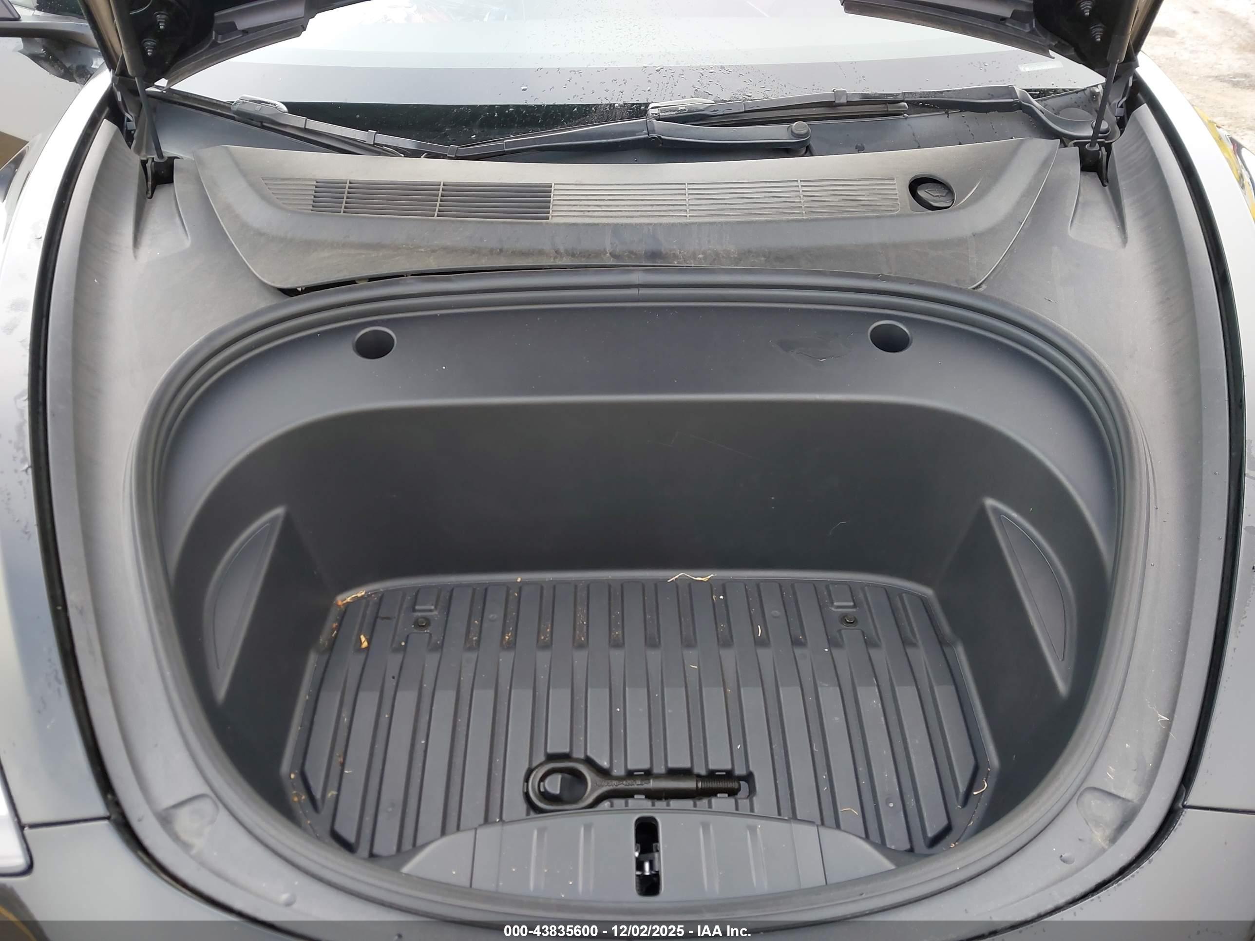 TESLA MODEL image 10
