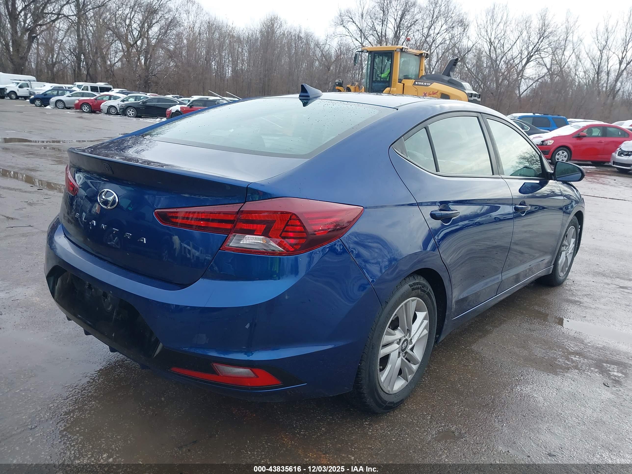 HYUNDAI ELANTRA image 4