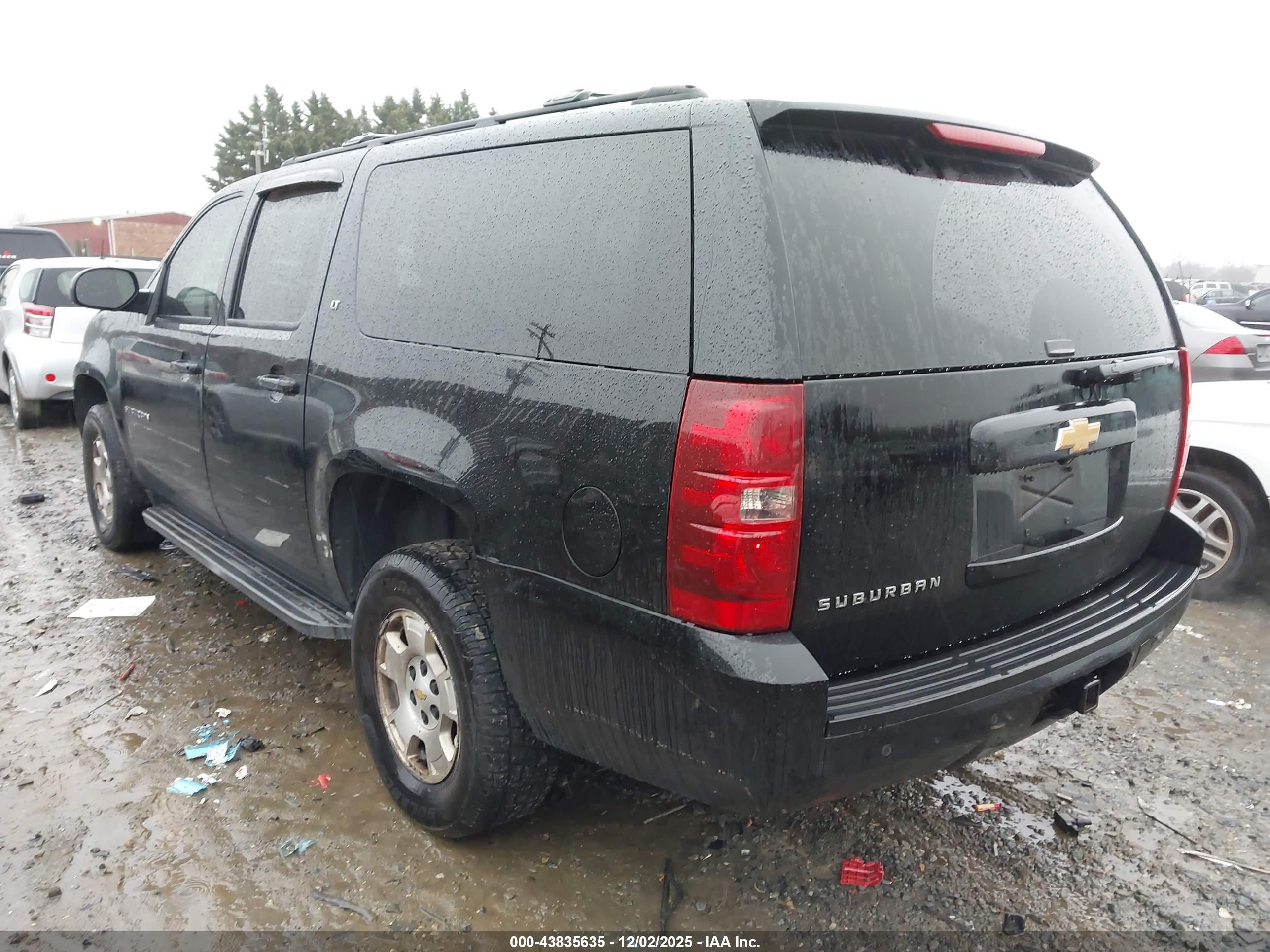 CHEVROLET SUBURBAN image 3