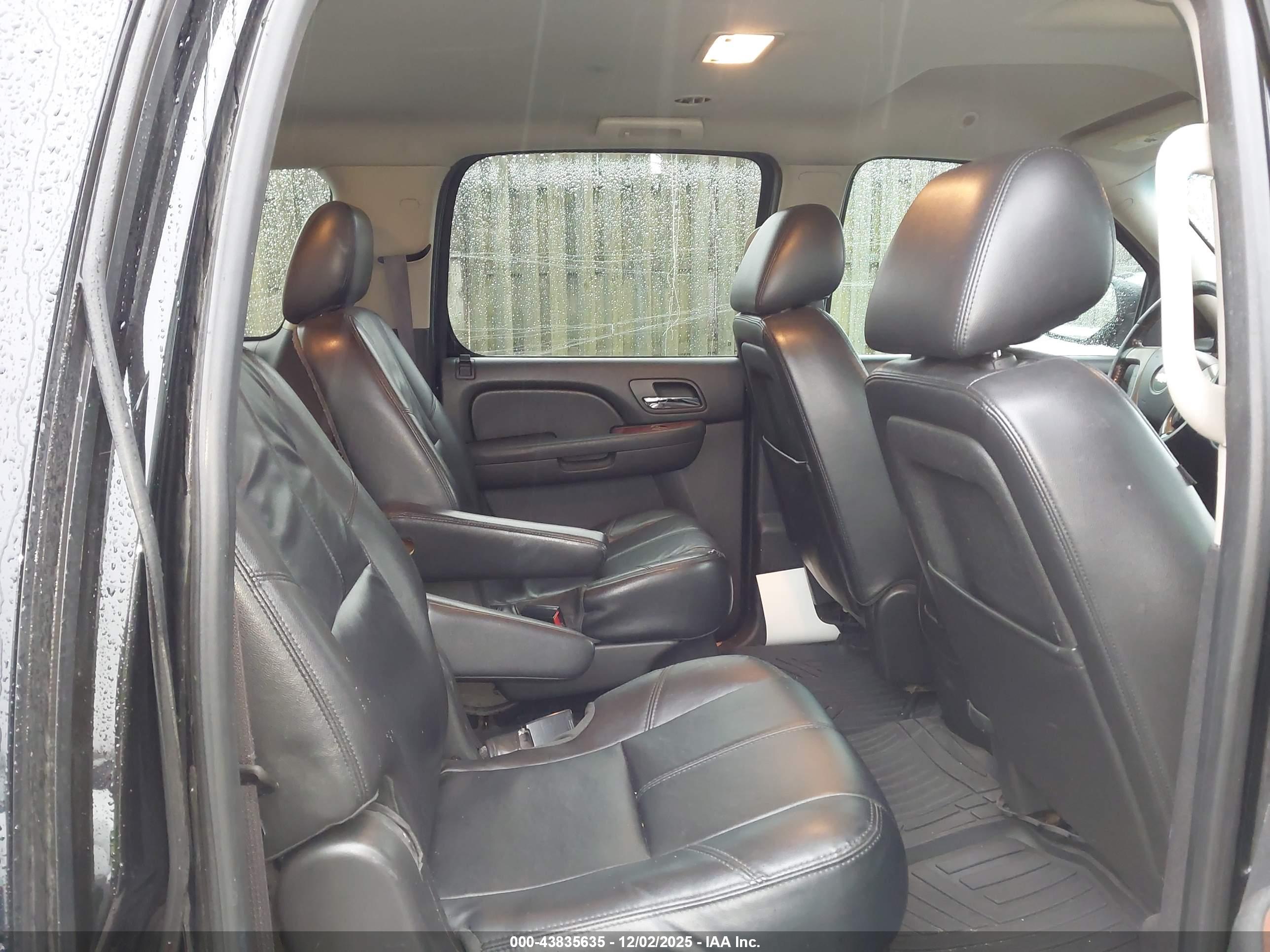 CHEVROLET SUBURBAN image 8