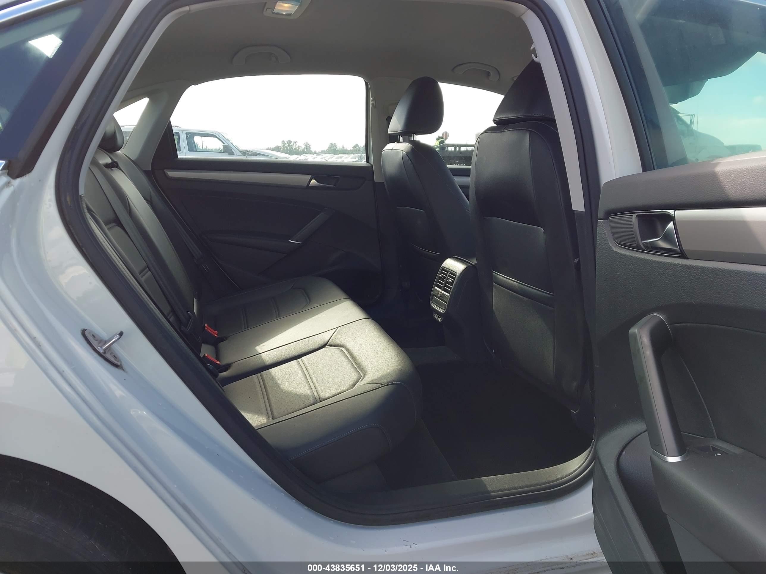 VOLKSWAGEN PASSAT image 8
