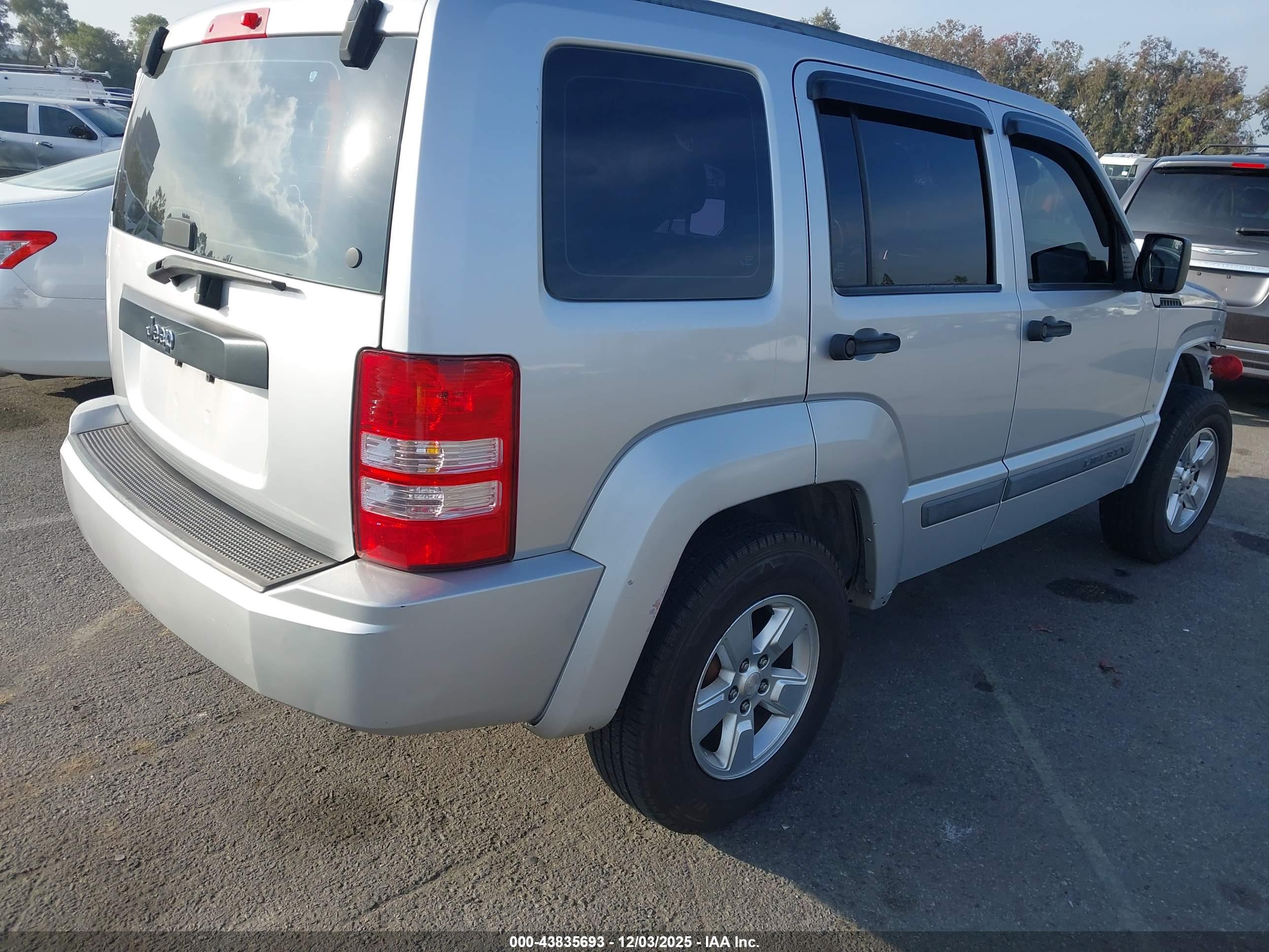 JEEP LIBERTY image 4