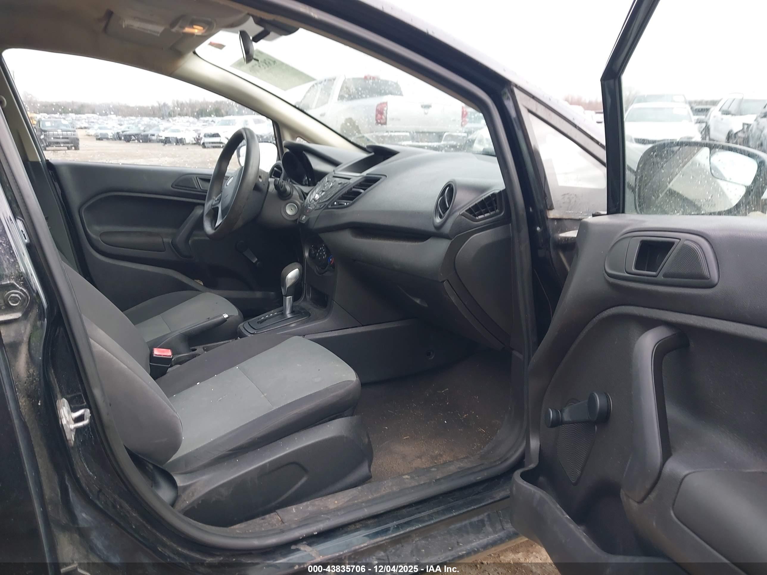 FORD FIESTA image 5
