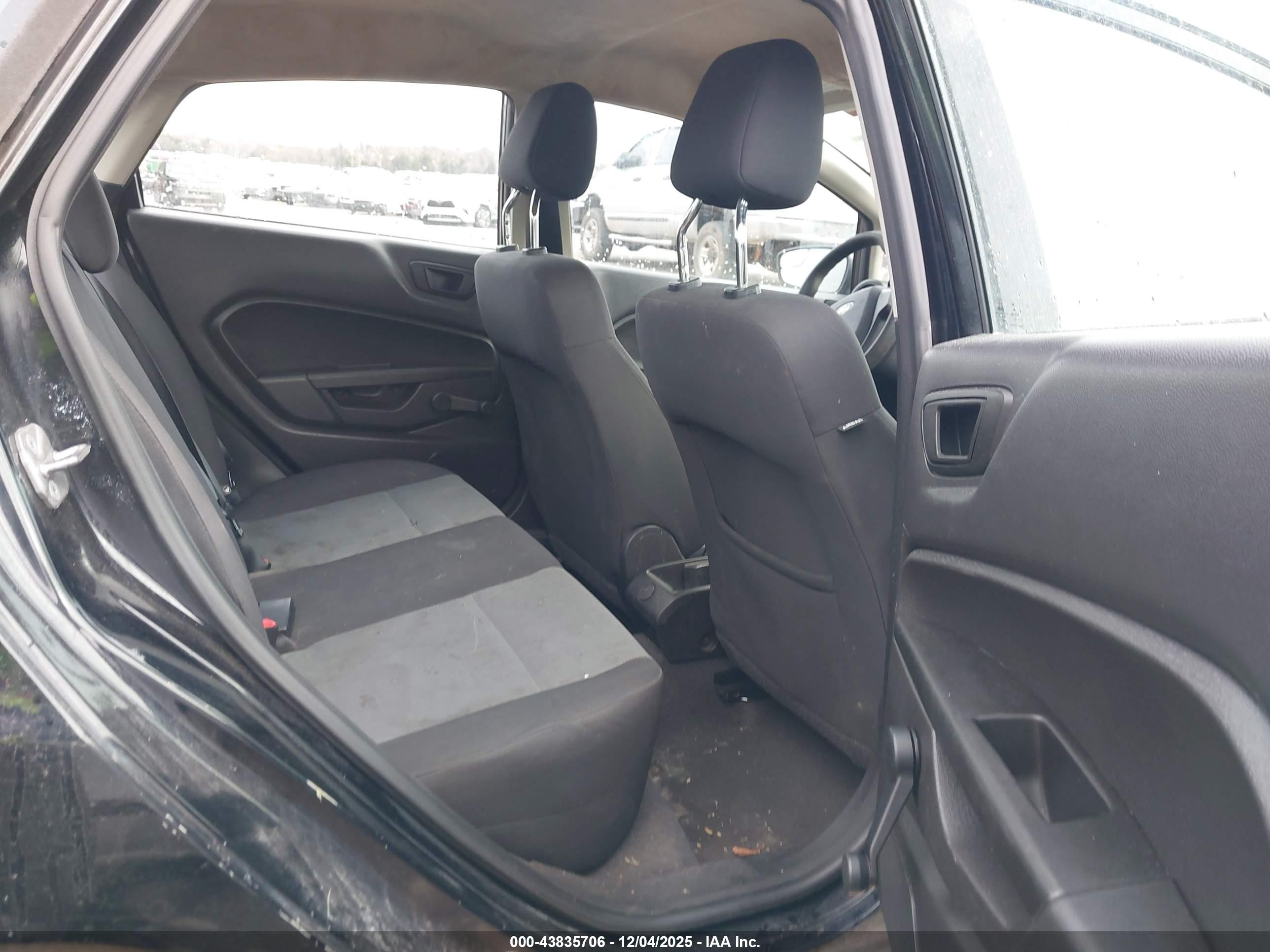 FORD FIESTA image 8