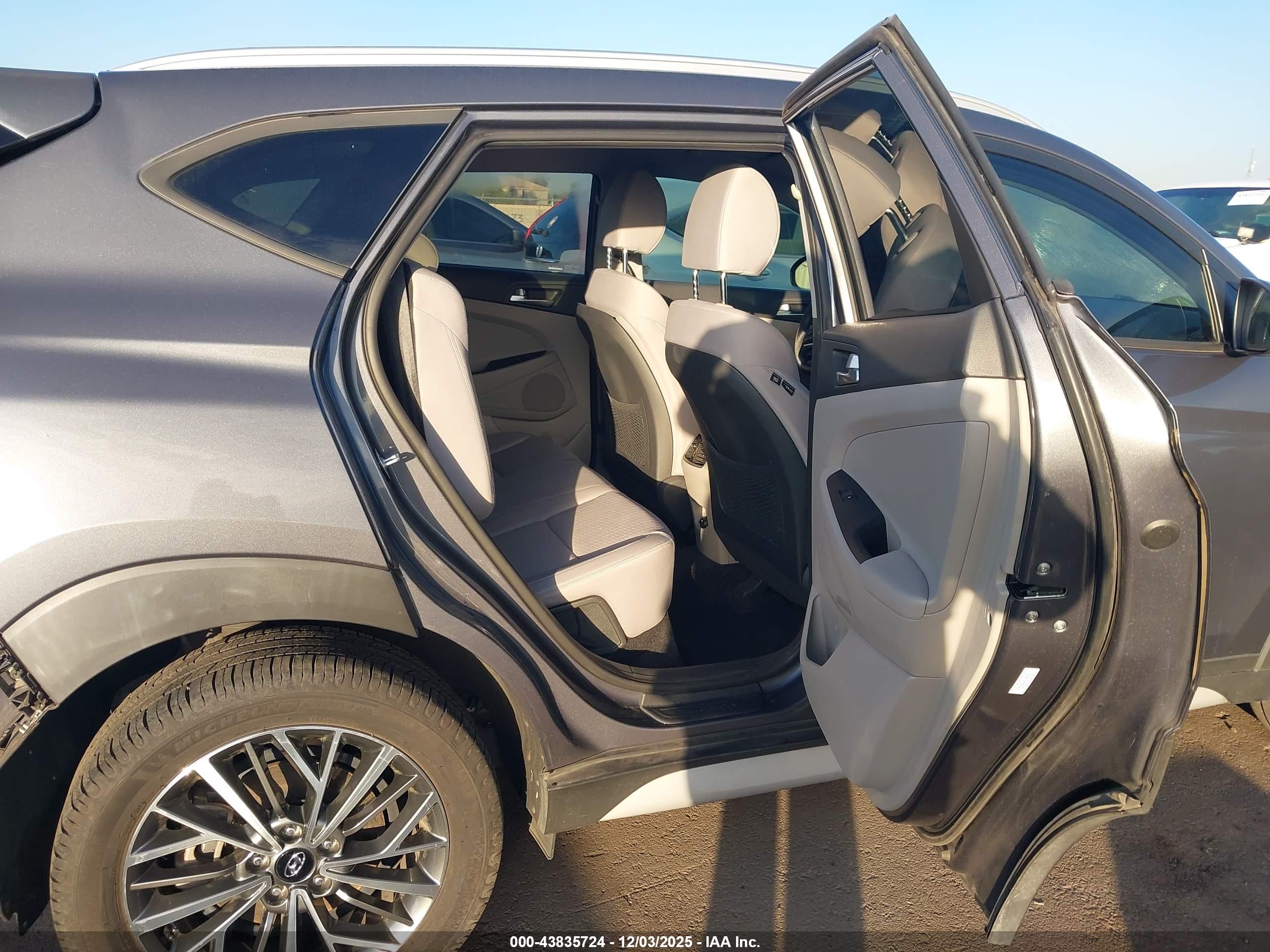 HYUNDAI TUCSON image 8