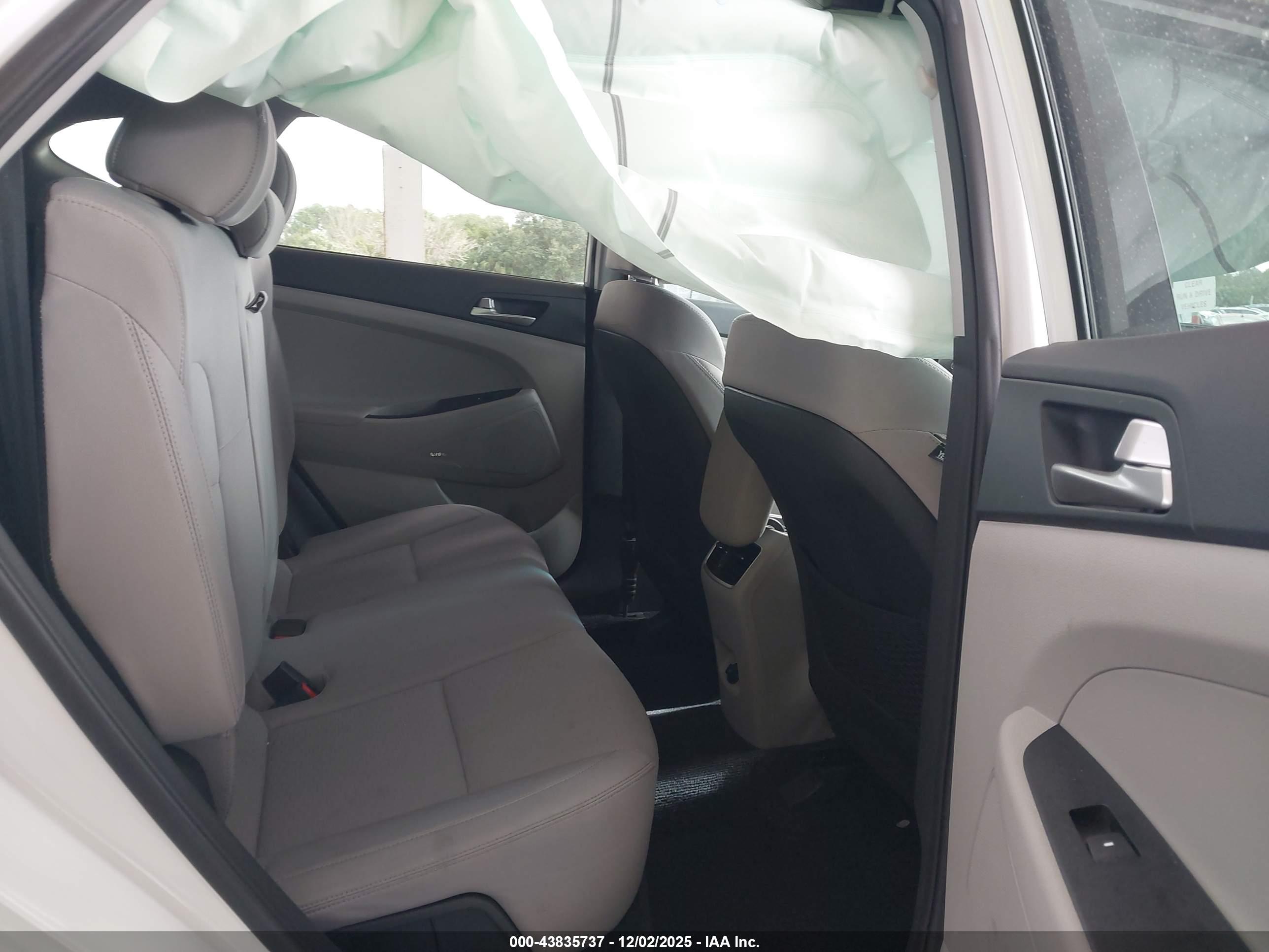 HYUNDAI TUCSON image 8
