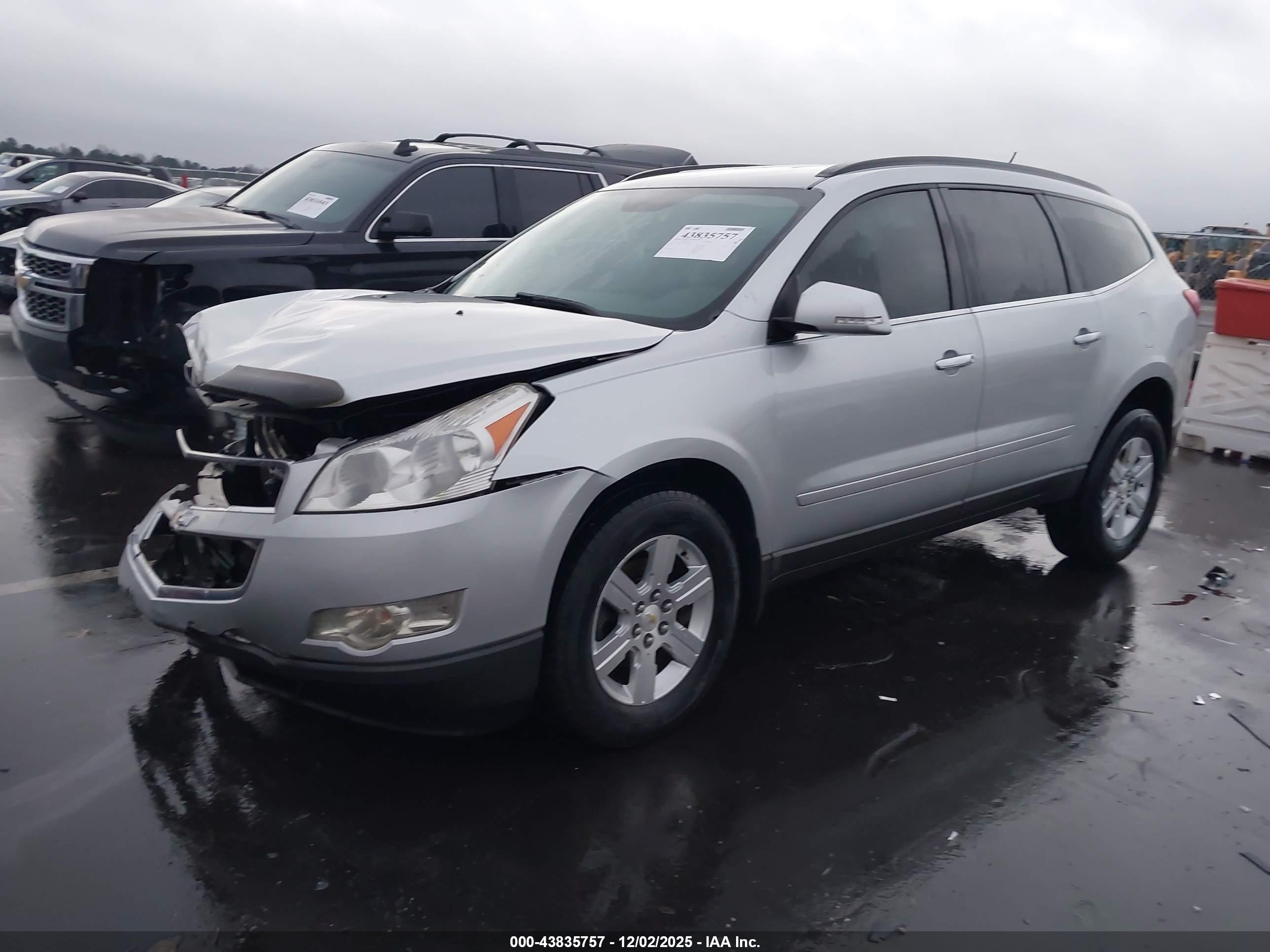 CHEVROLET TRAVERSE image 2