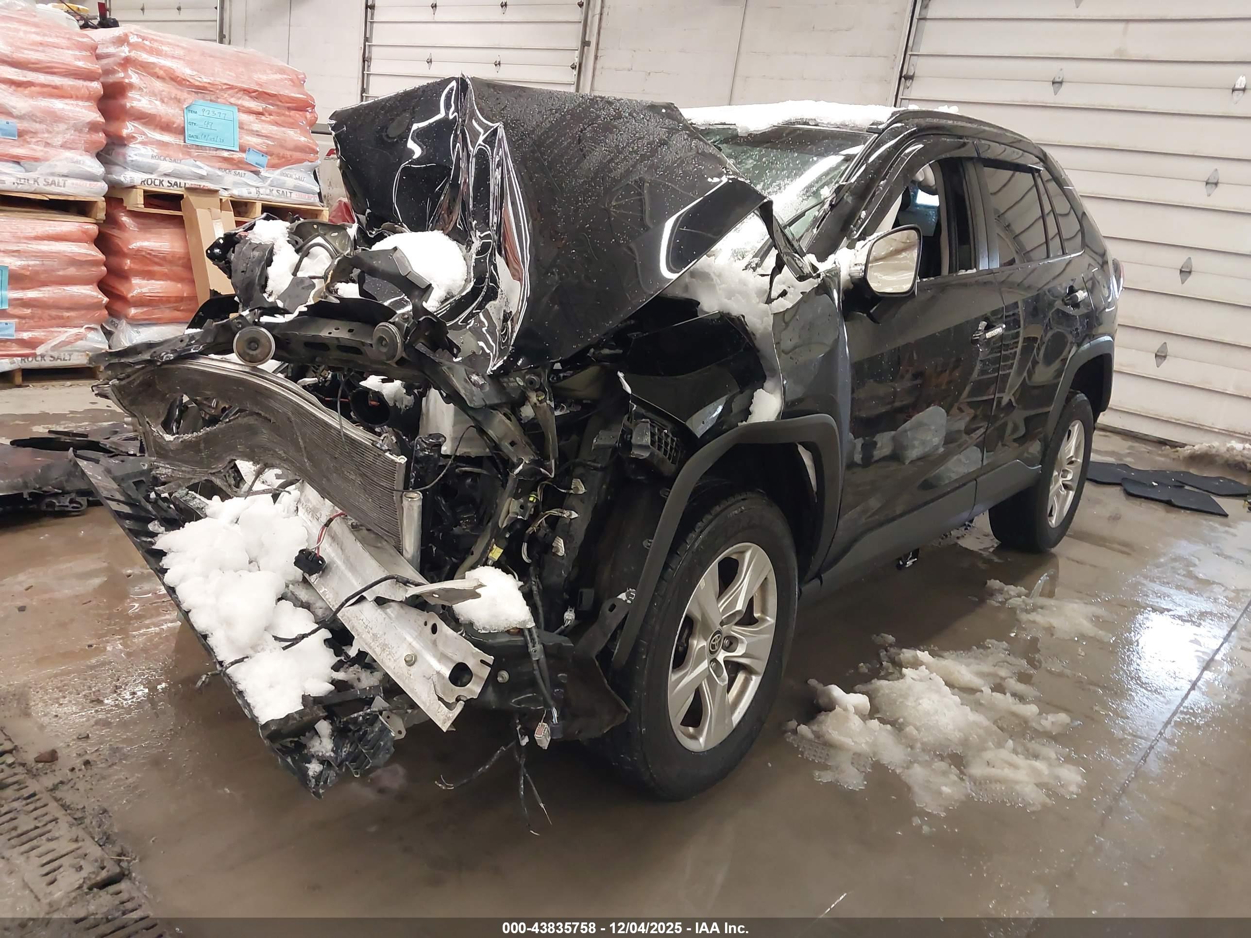 TOYOTA RAV4 image 2