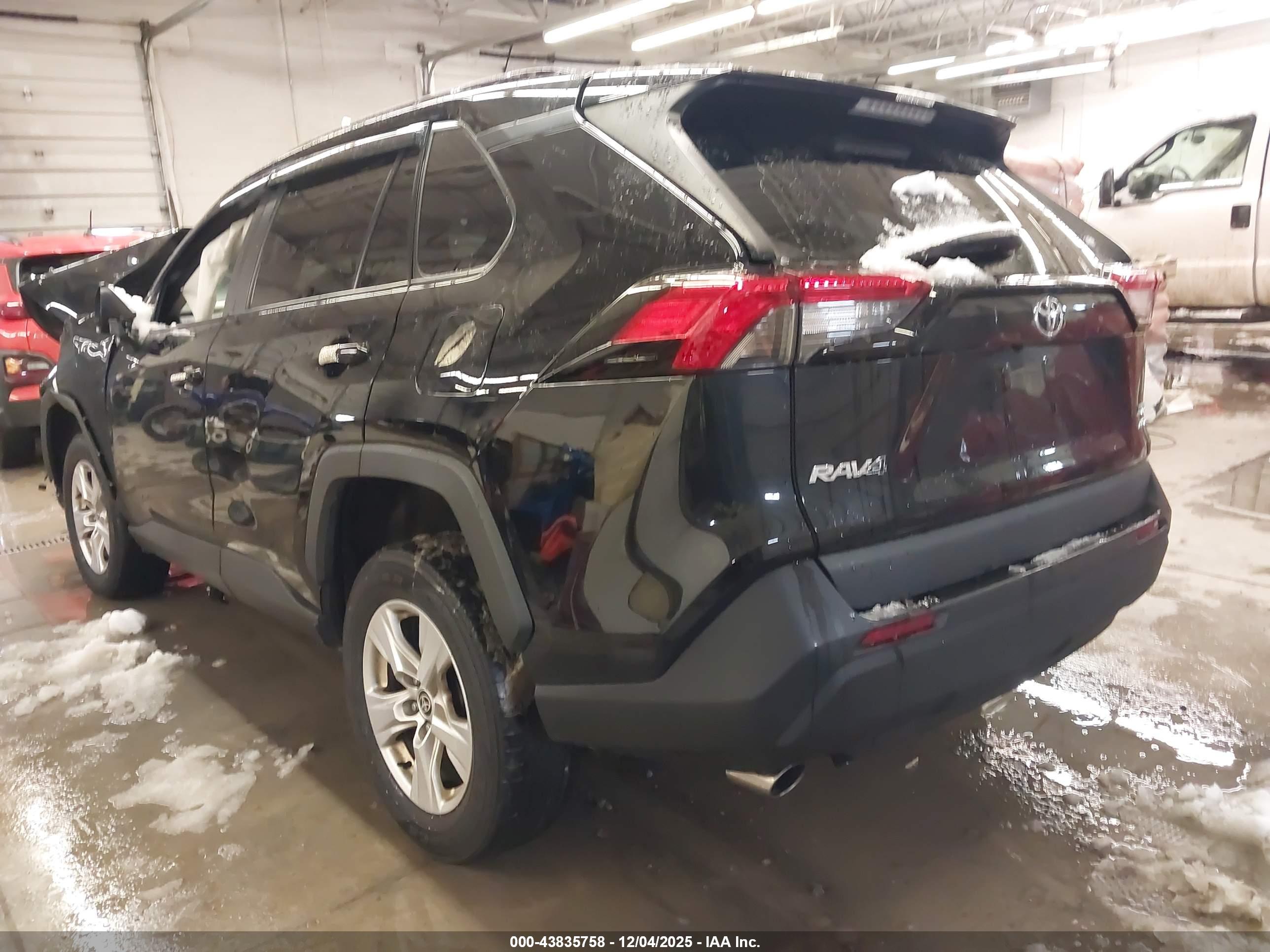 TOYOTA RAV4 image 3