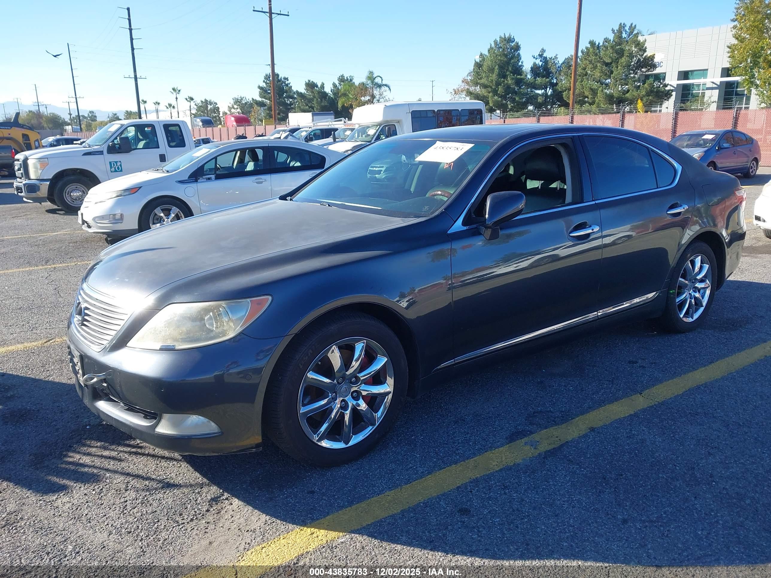 LEXUS LS image 2