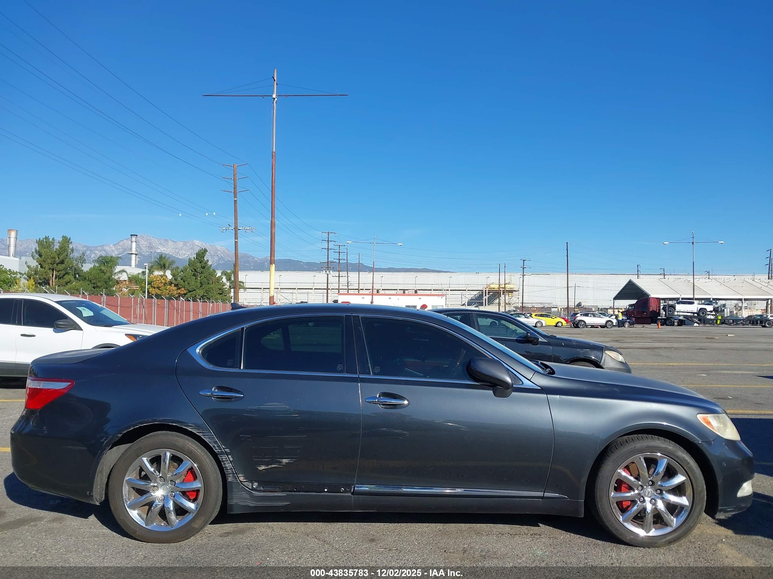 LEXUS LS image 6