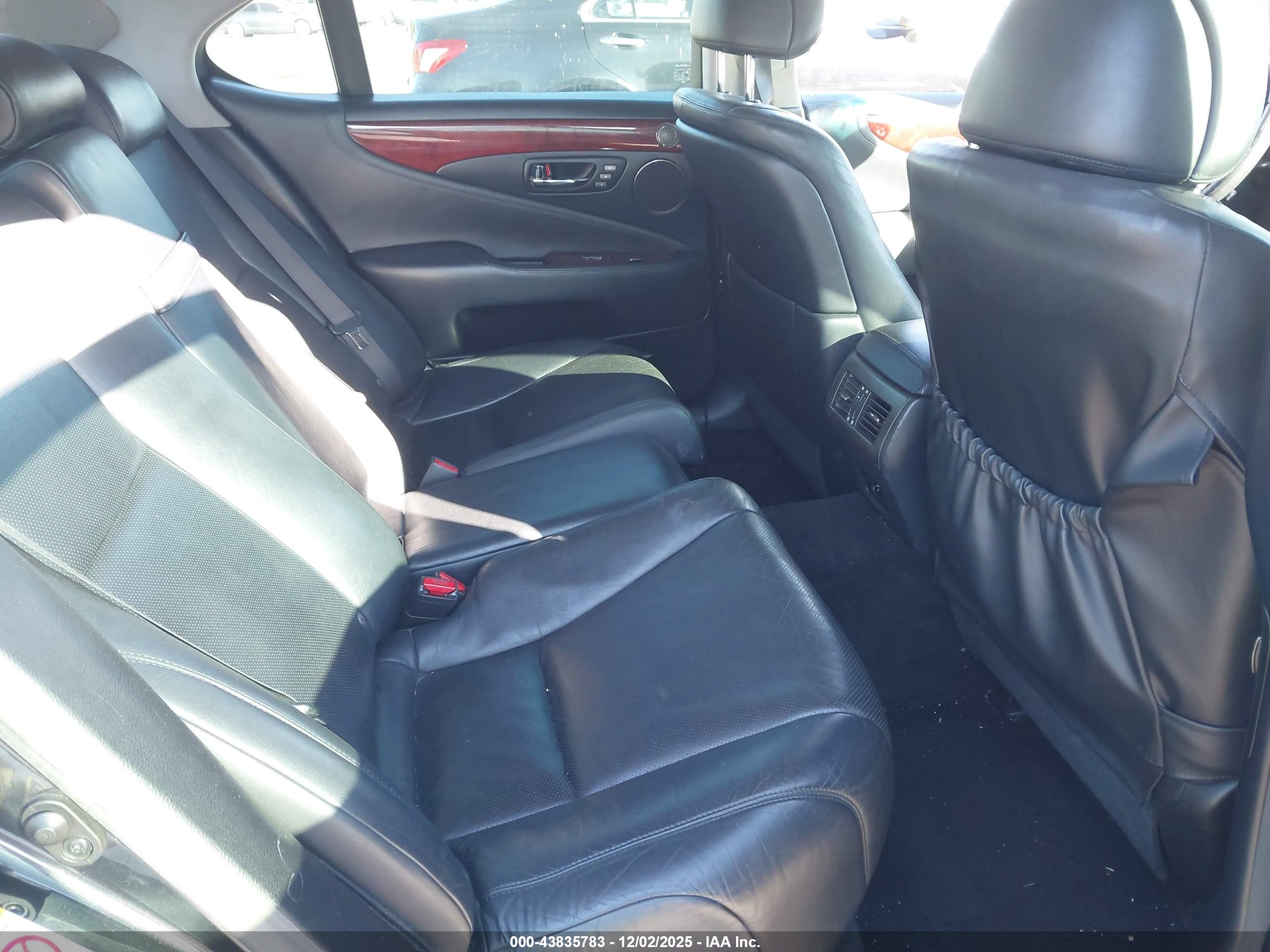 LEXUS LS image 8