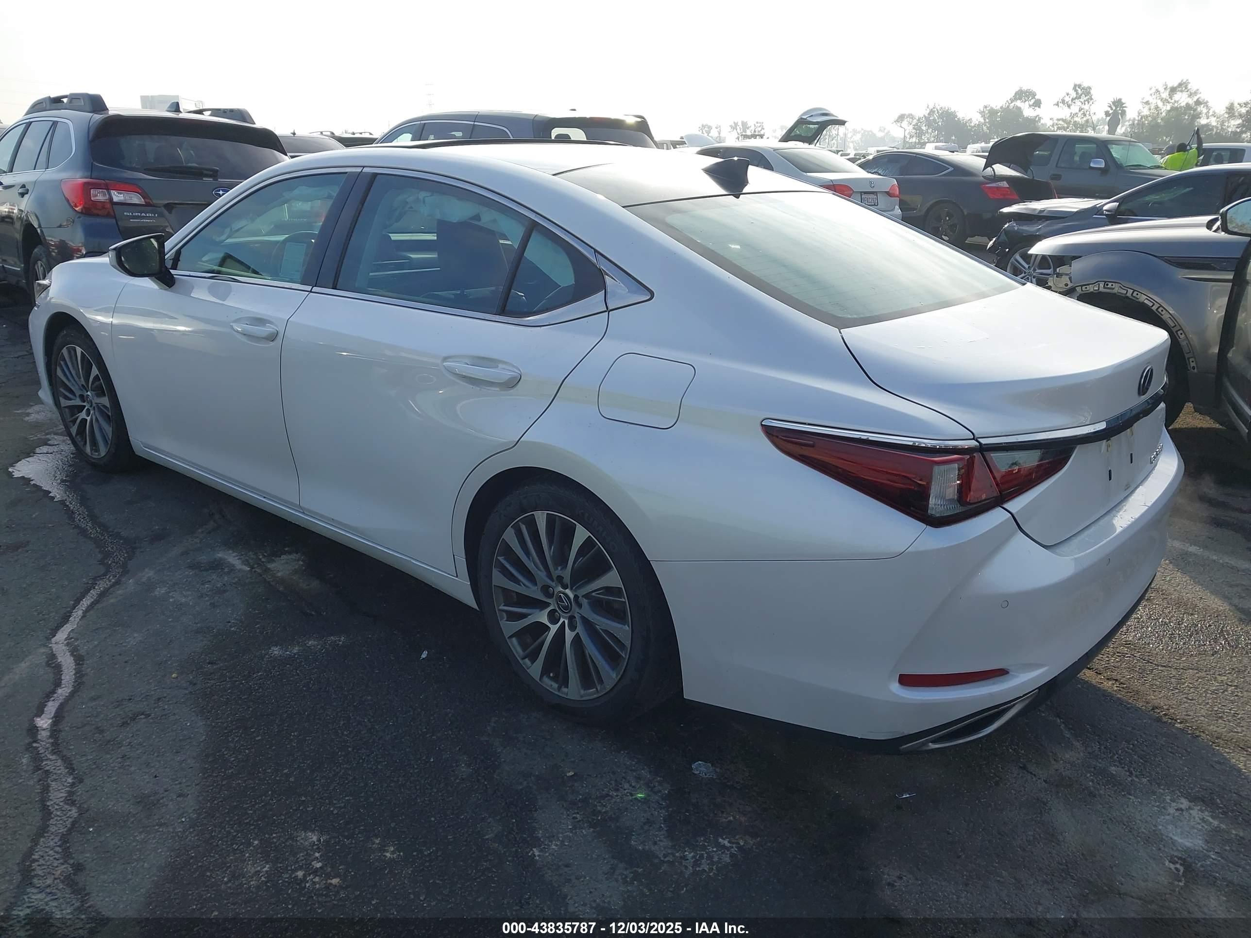 LEXUS ES image 3