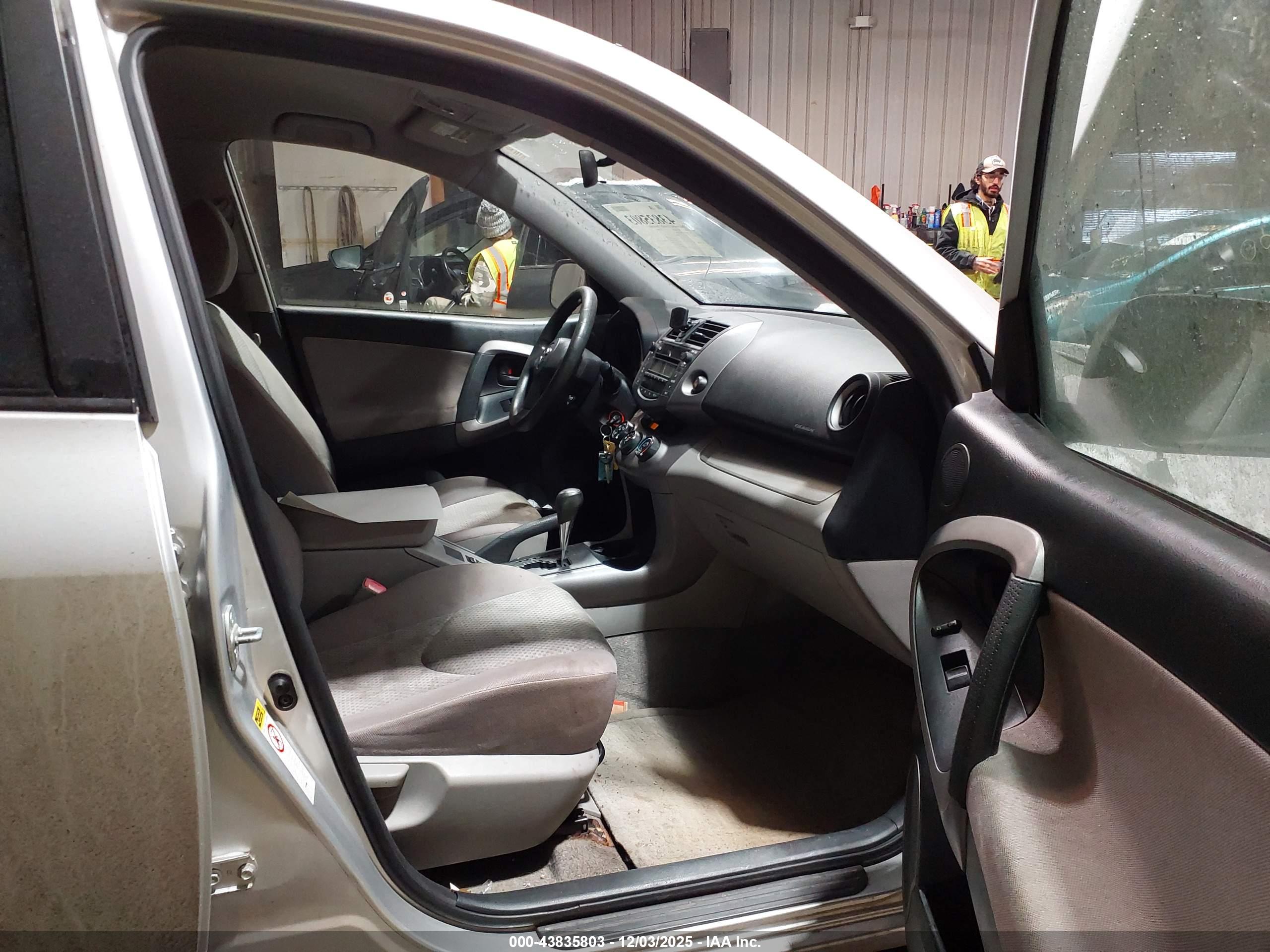 TOYOTA RAV4 image 5