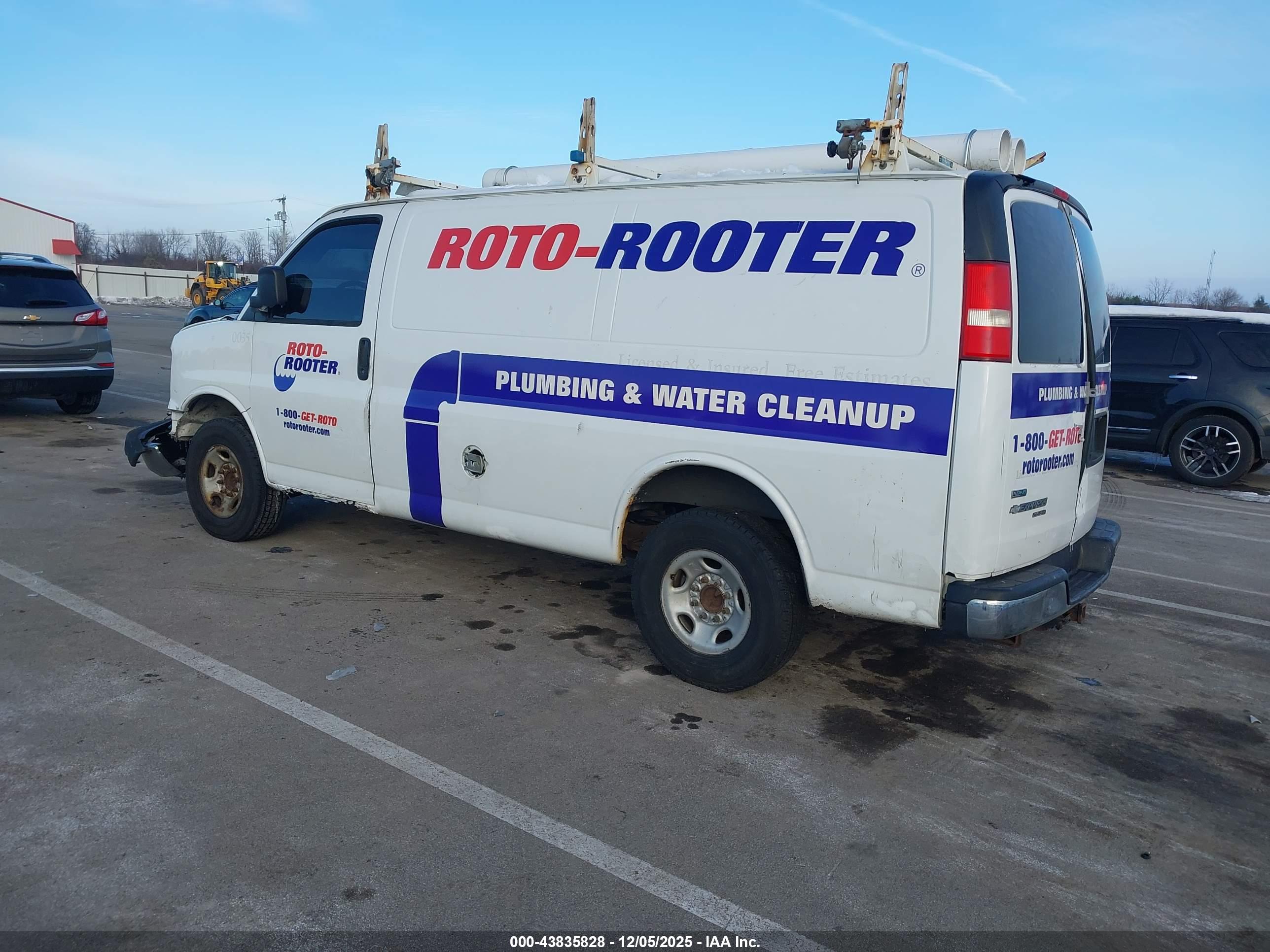 CHEVROLET EXPRESS image 3