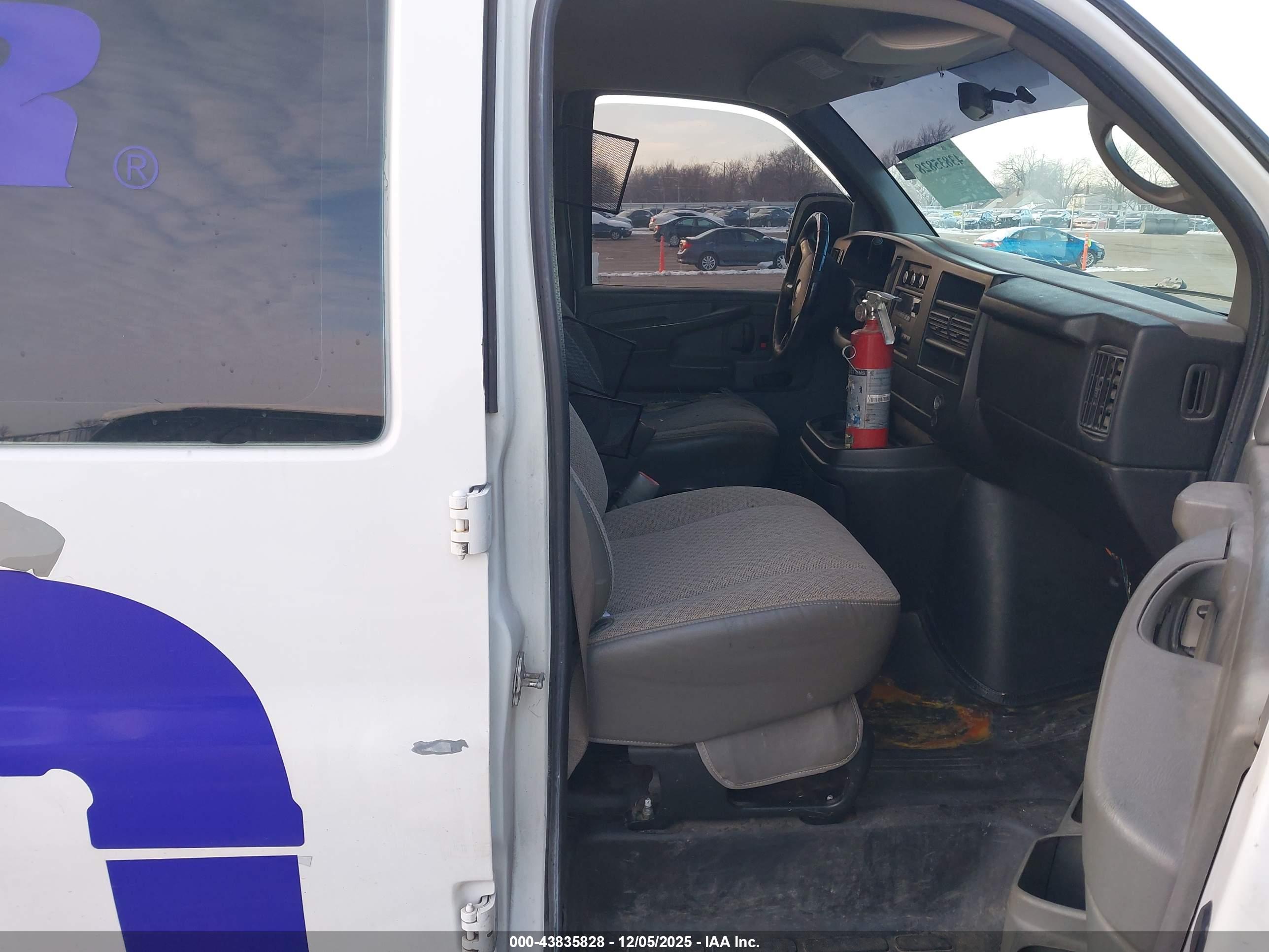 CHEVROLET EXPRESS image 8