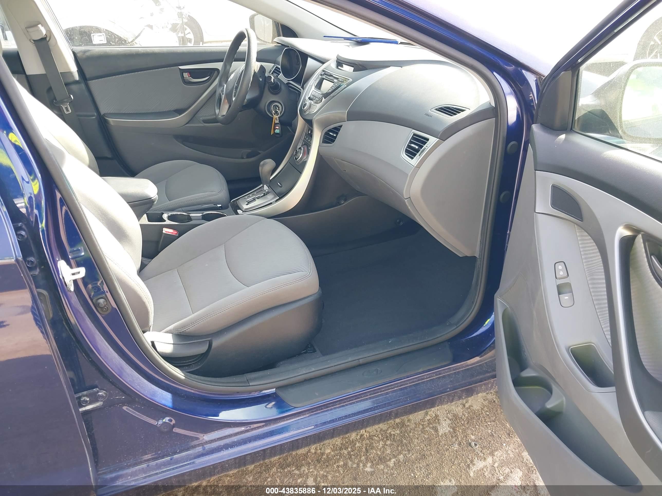 HYUNDAI ELANTRA image 5