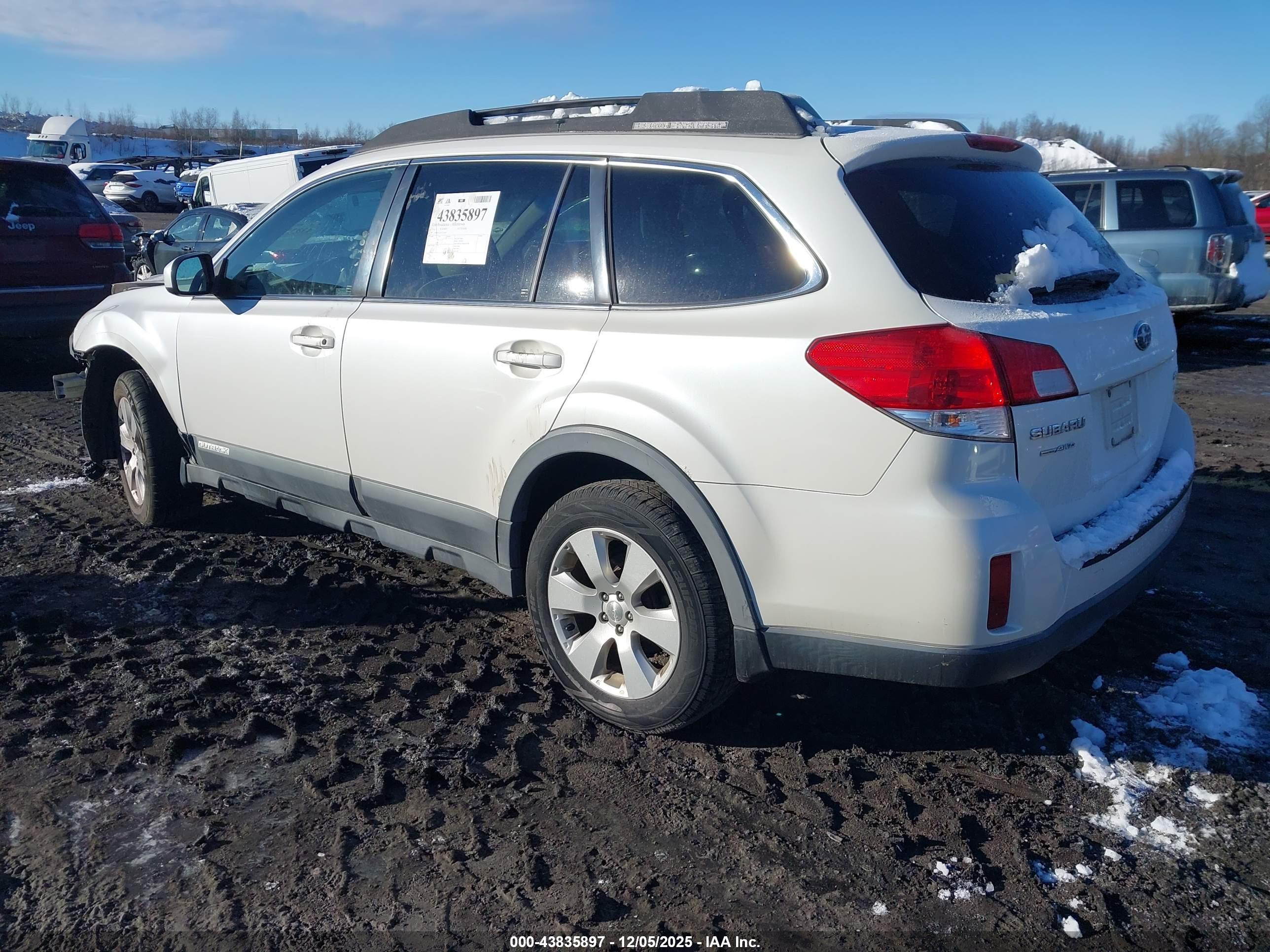SUBARU OUTBACK image 3