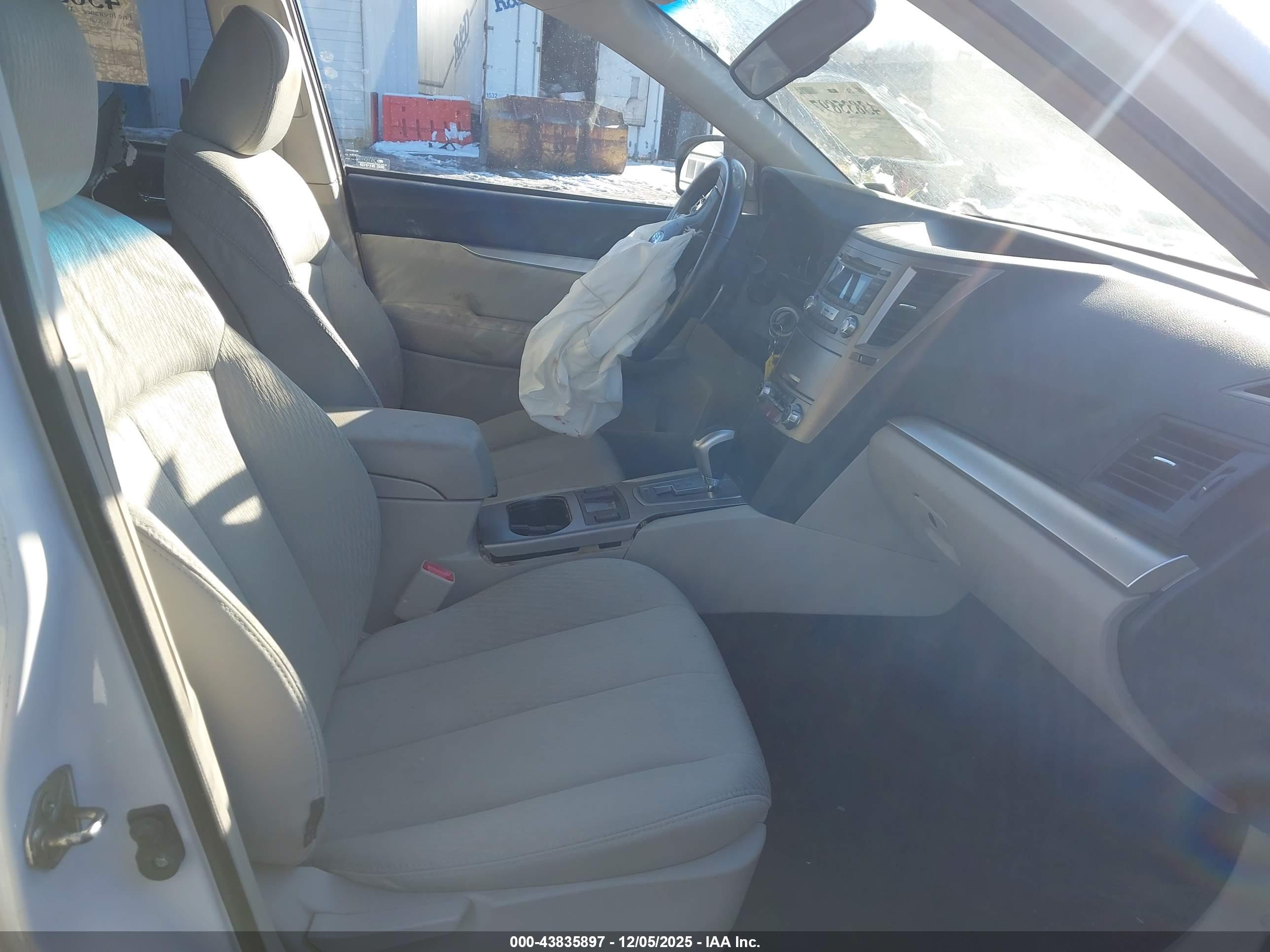 SUBARU OUTBACK image 5
