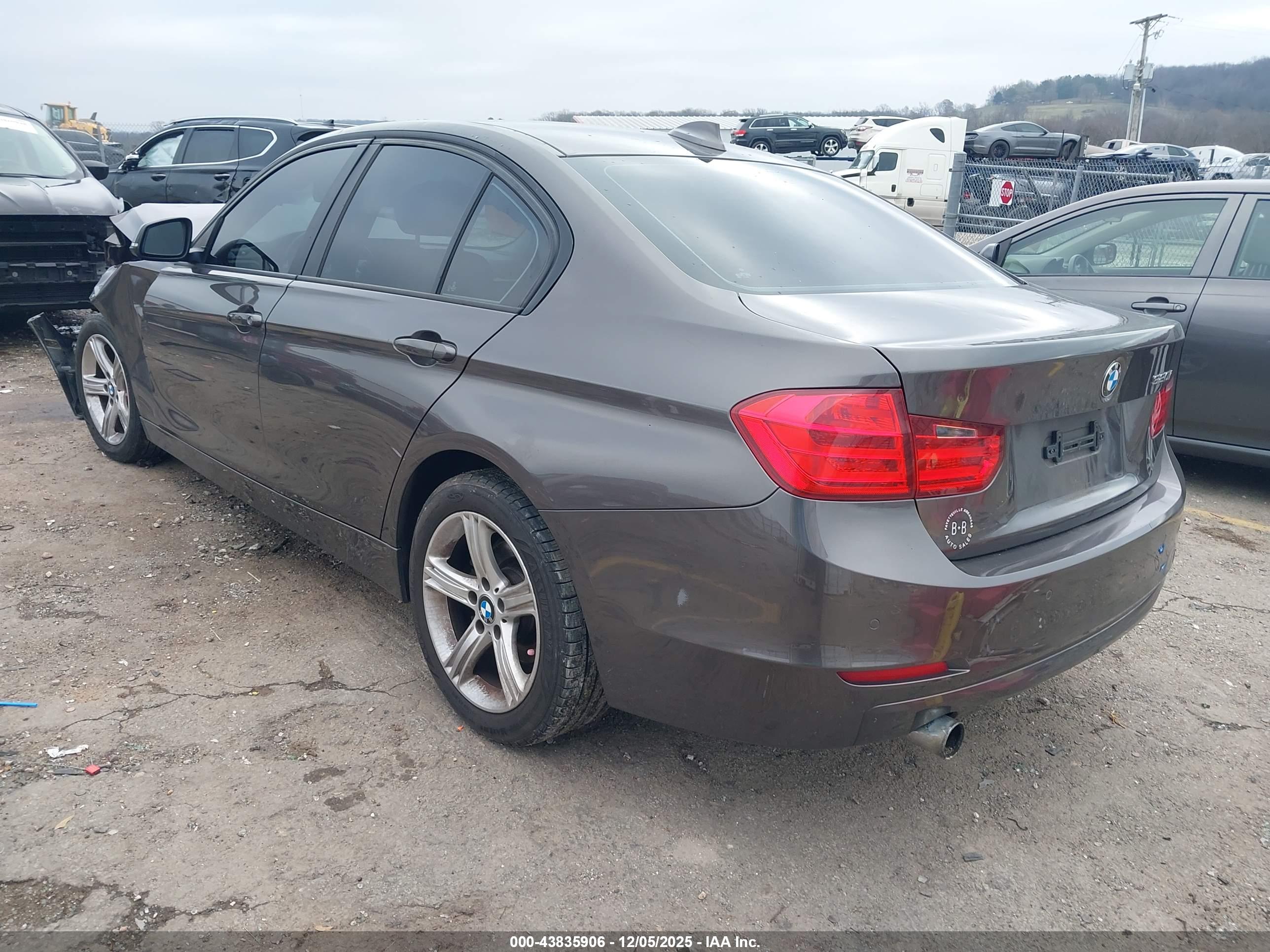 BMW 320I image 3
